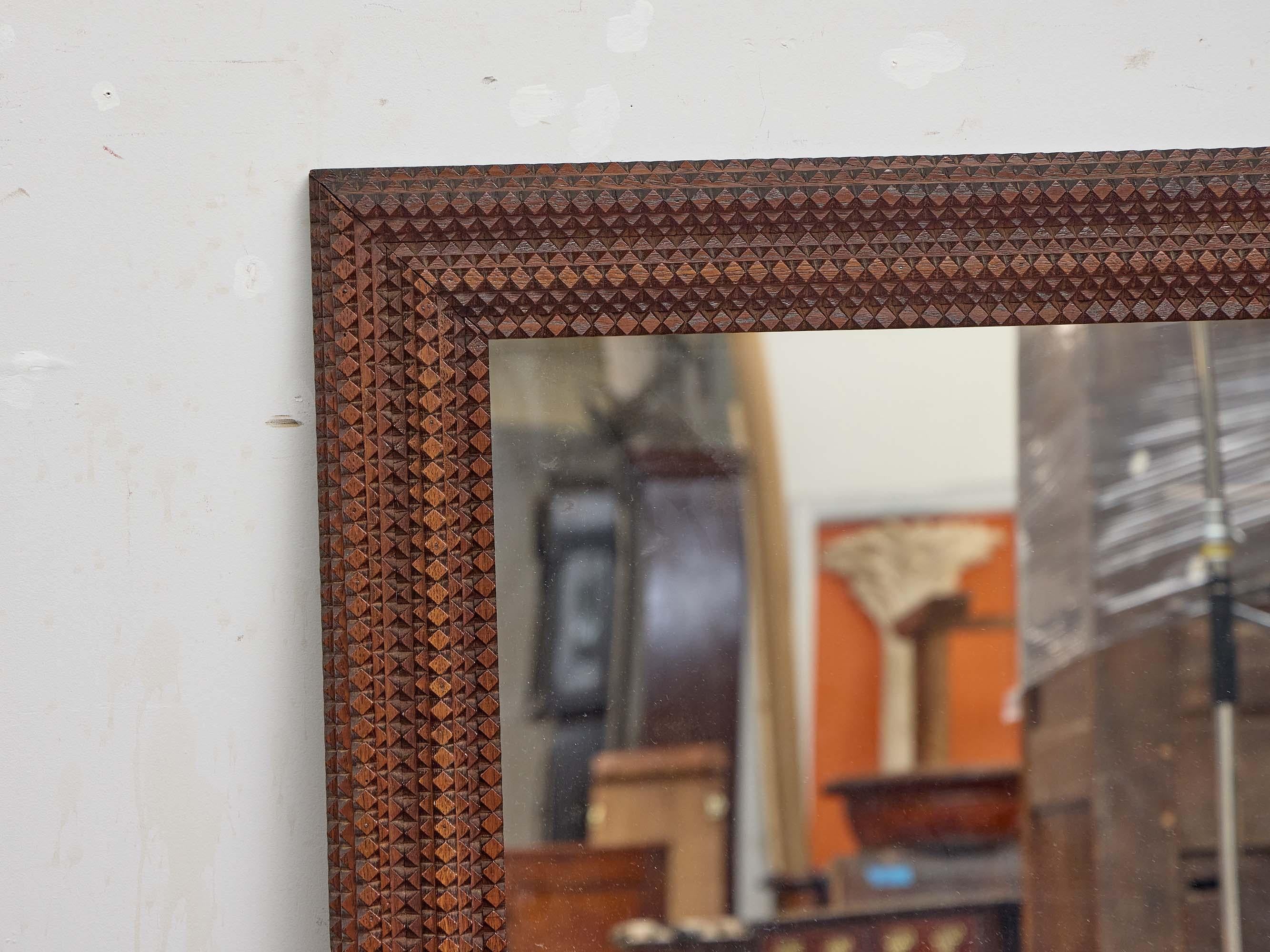 Arte popolare Grande specchio francese Tramp Art con cornice dentellata a strati, circa 1900 in vendita