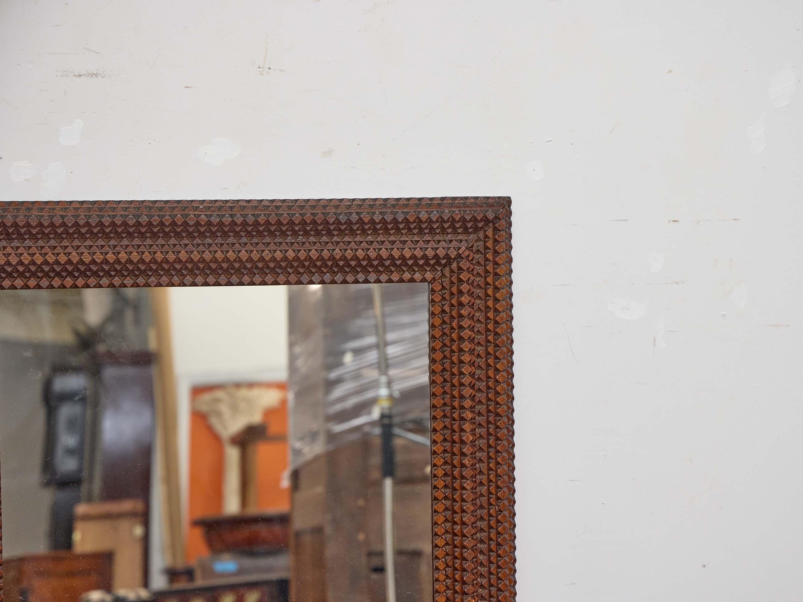 Grande specchio francese Tramp Art con cornice dentellata a strati, circa 1900 In condizioni buone in vendita a Atlanta, GA