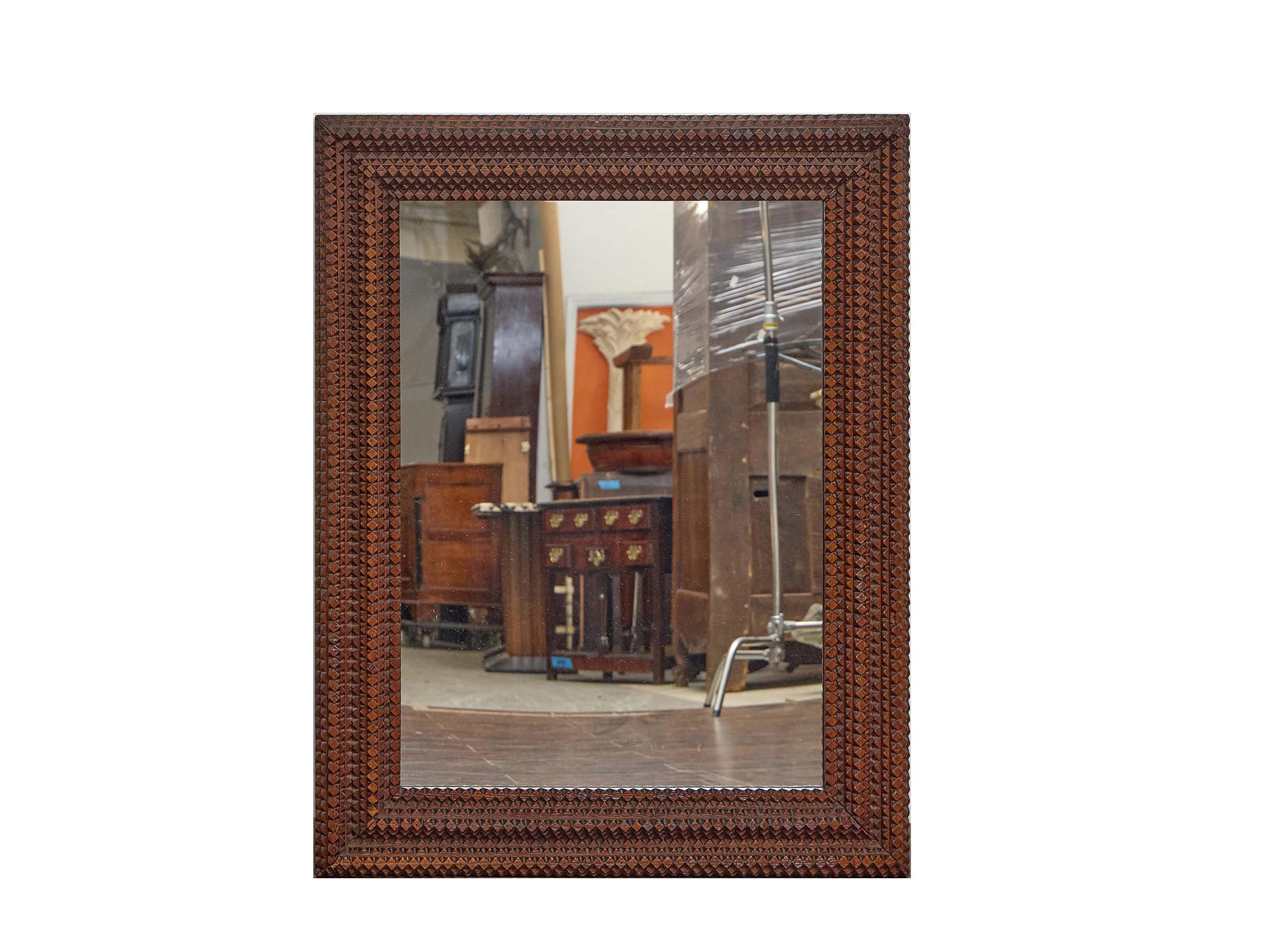 Grande specchio francese Tramp Art con cornice dentellata a strati, circa 1900 in vendita 1