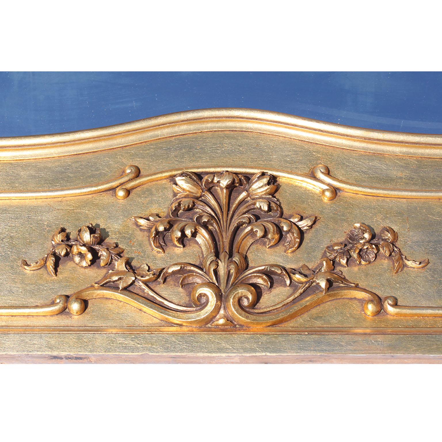 Grande specchio francese di transizione in stile Luigi XIV/XV Belle Époque in legno dorato e intagliato In condizioni discrete in vendita a Los Angeles, CA