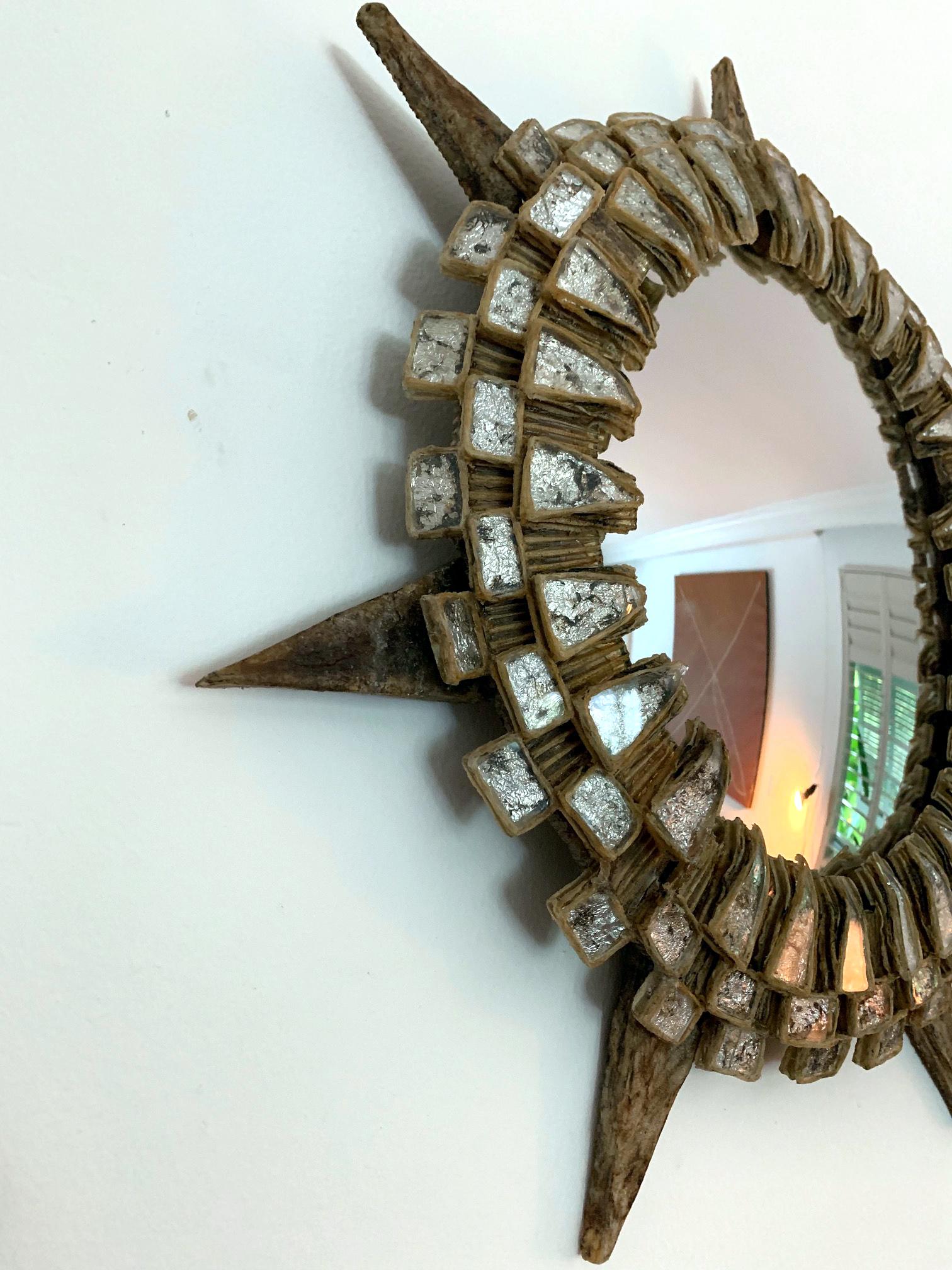 Vetro artistico Grande specchio da parete francese Tudor di Line Vautrin in vendita
