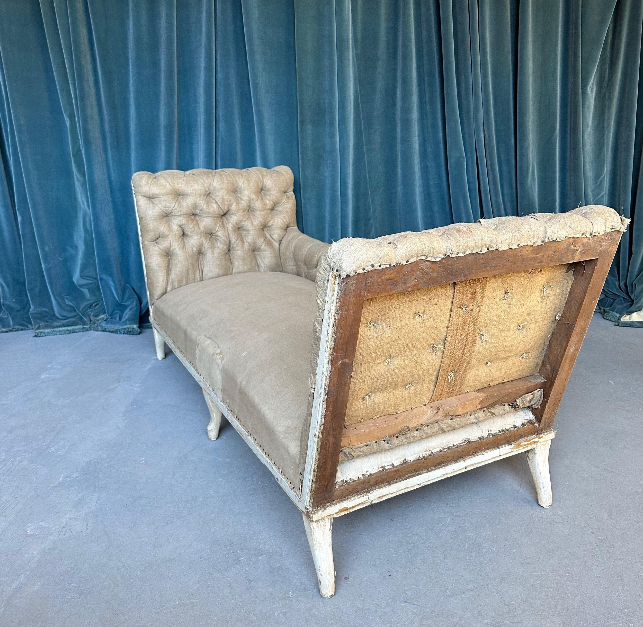 Tissu d'ameublement Grand canapé Napoléon III touffeté avec accoudoirs allongés en vente
