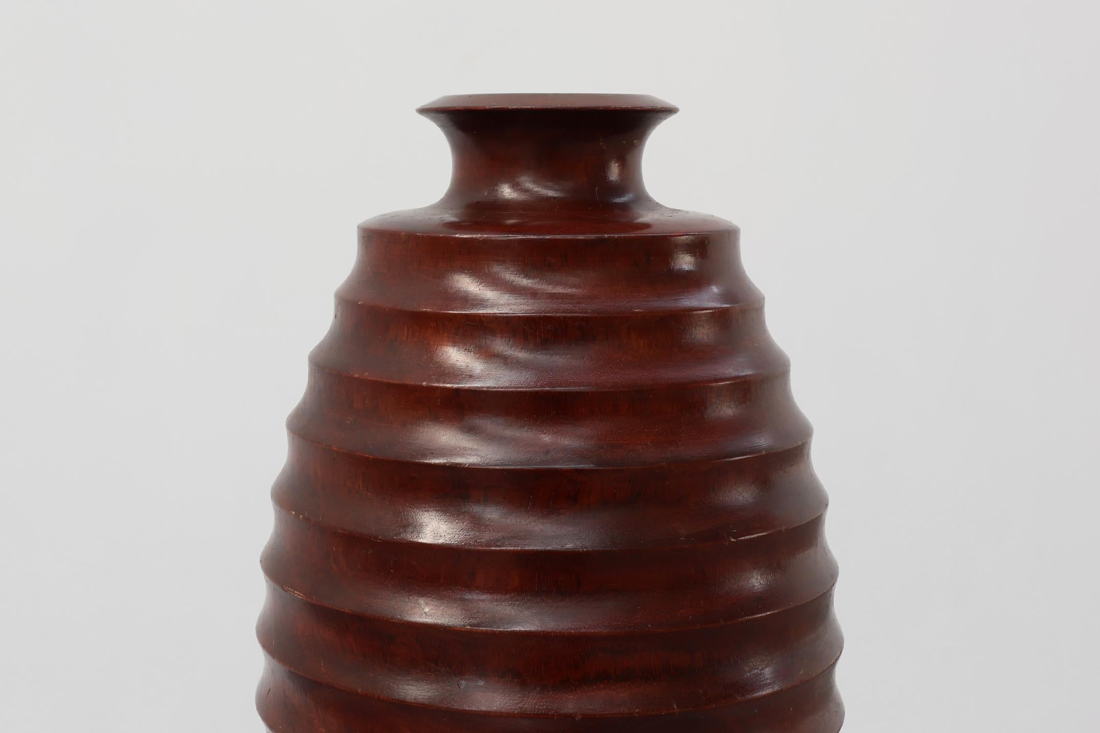 France / 1925 / Vase / bois / Art Déco

Superbe vase en bois tourné de style Art déco. Fabriqué à la main selon des techniques traditionnelles vers 1925 en France. Ce vase présente quelques petites marques d'usure, voir les photos.

Fabriqué en bois