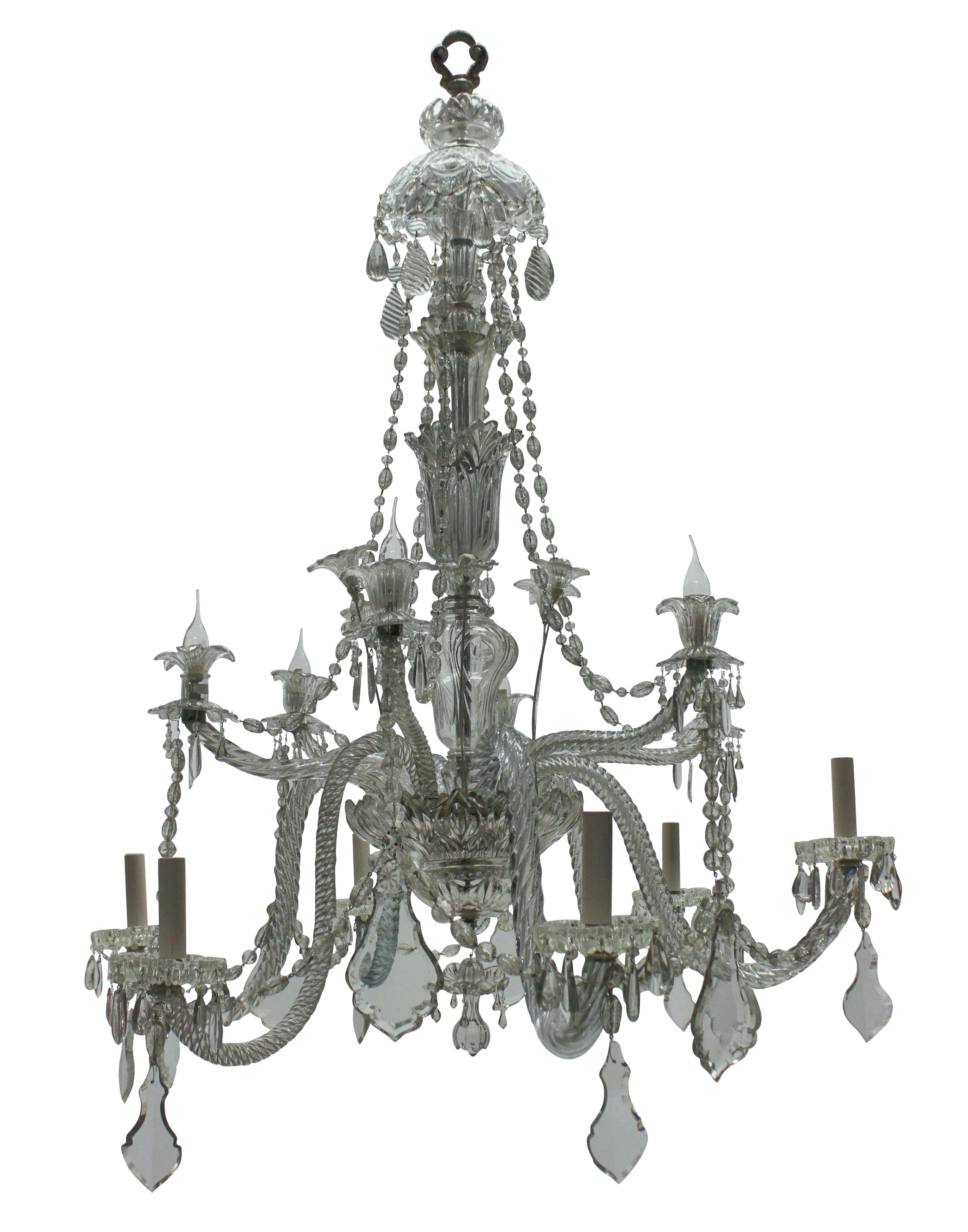Un grand lustre français de Baccarat, composé de douze bras sur deux niveaux. Profondément décorée de détails feuillagés, de guirlandes et de pendentifs.