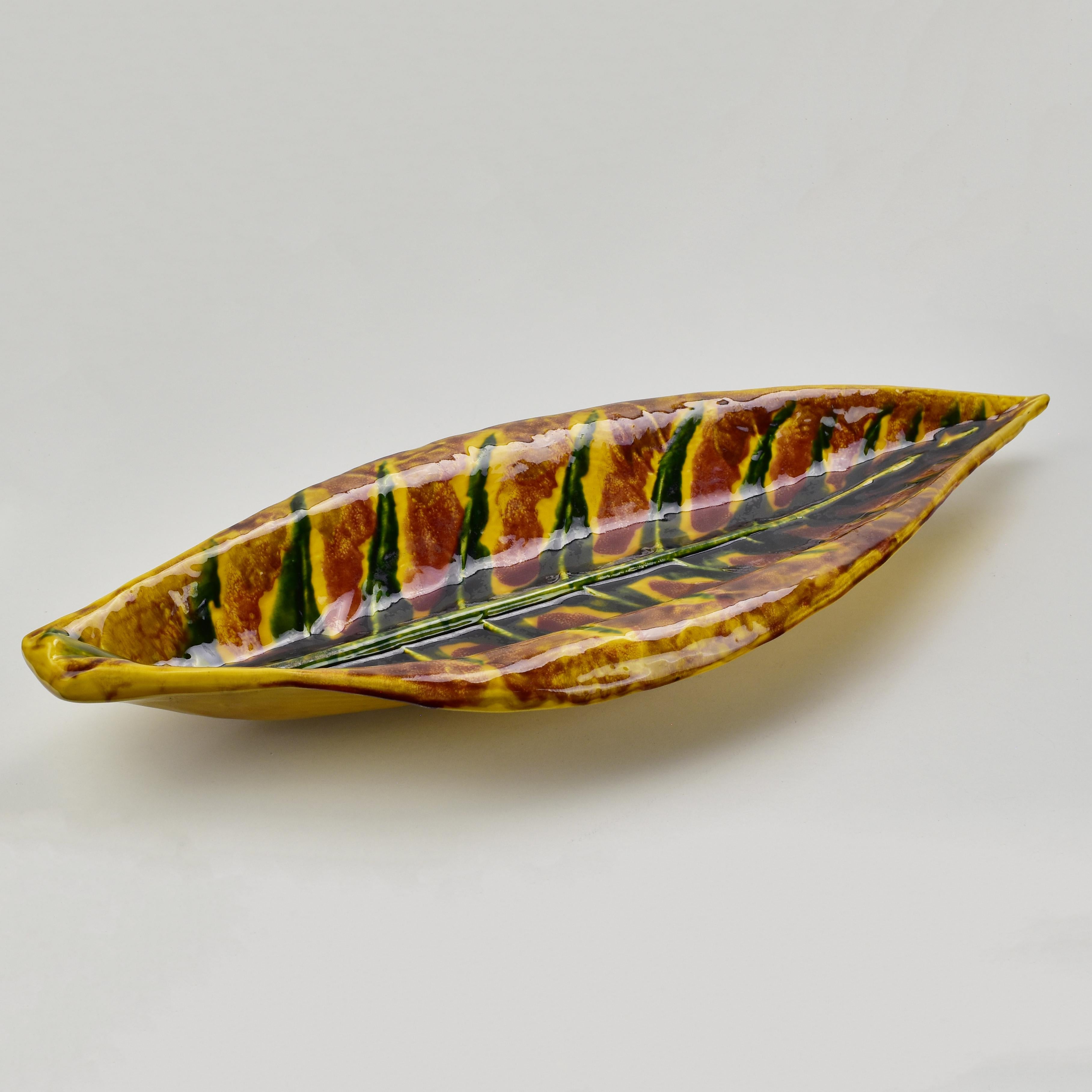 Large French Vallauris Leaf Shaped Pottery Ceramic Bowl In Good Condition For Sale In Bad Säckingen, DE