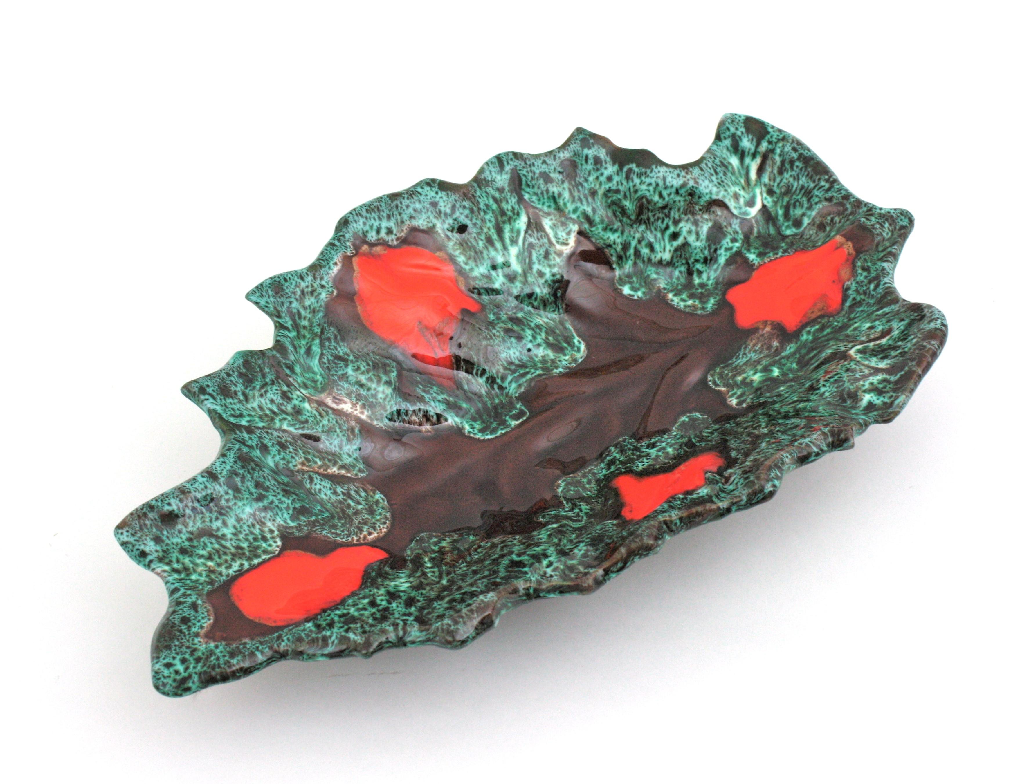 Grande piatto o ciotola da centrotavola in ceramica maiolicata francese di Vallauris AM, anni '50 in vendita 4