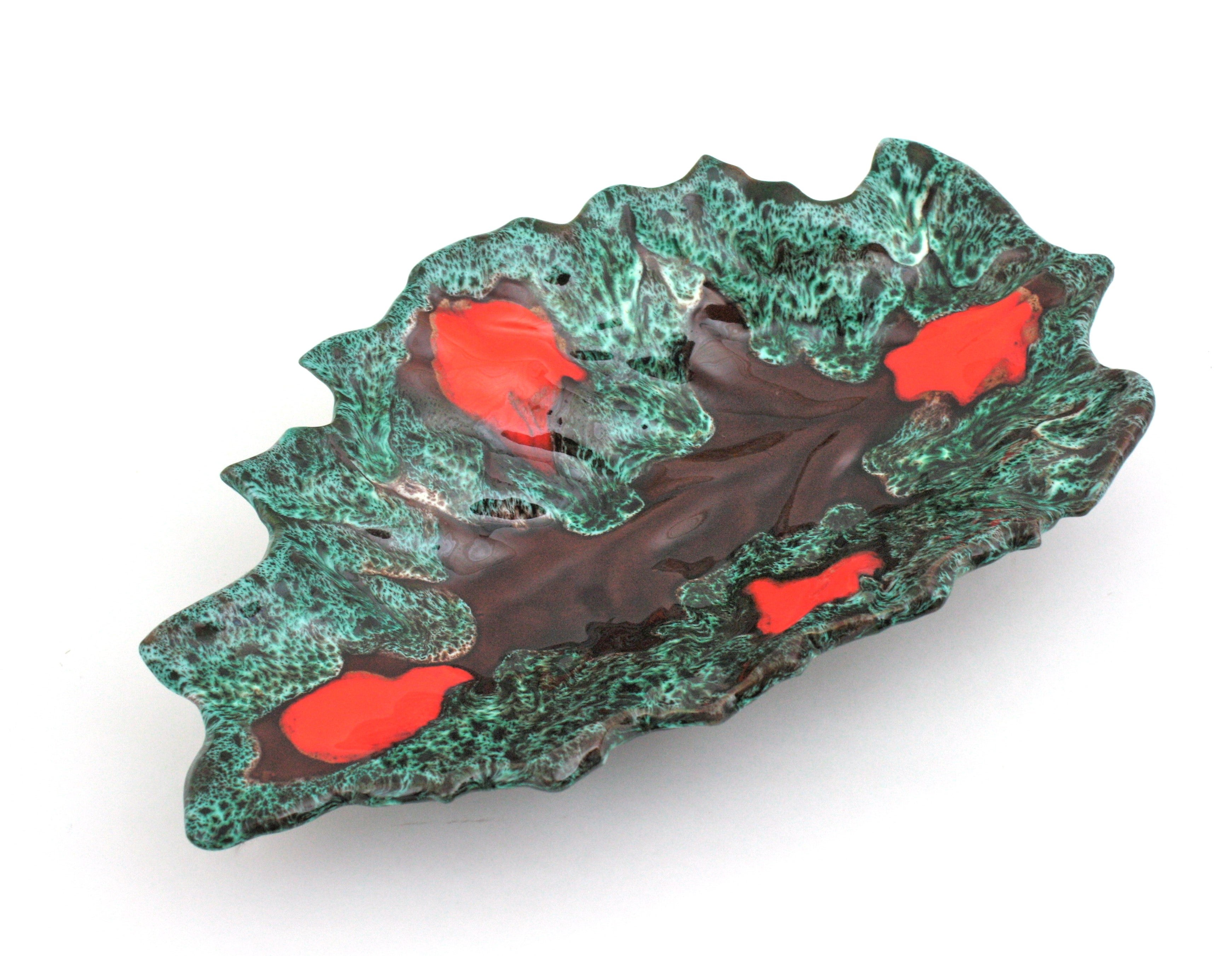 Accattivante piatto in ceramica smaltata a forma di foglia, vassoio da portata o centrotavola prodotto da Vallauris. Francia, 1950-1960.
Interessante da usare come centrotavola decorativo, fruttiera, videopoche o vassoio da portata. Le sue grandi