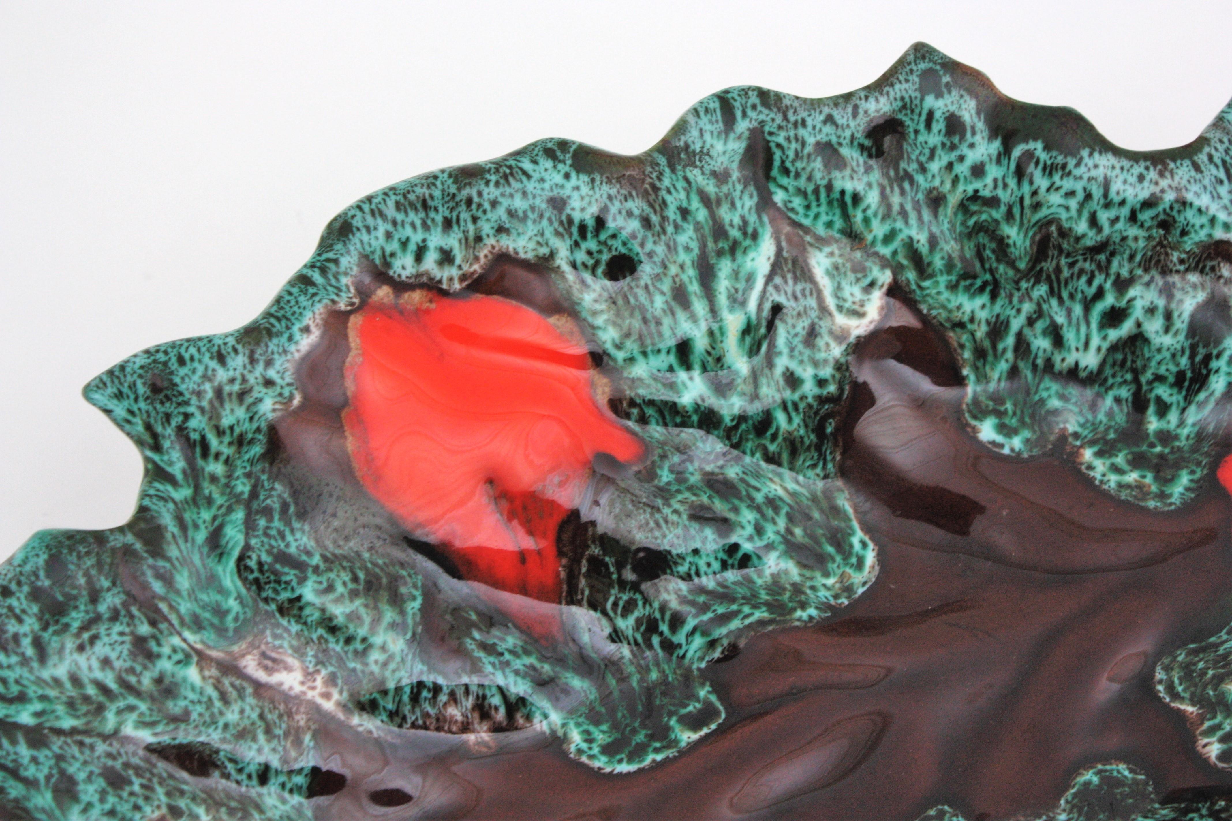 Mid-Century moderno Grande piatto o ciotola da centrotavola in ceramica maiolicata francese di Vallauris AM, anni '50 in vendita