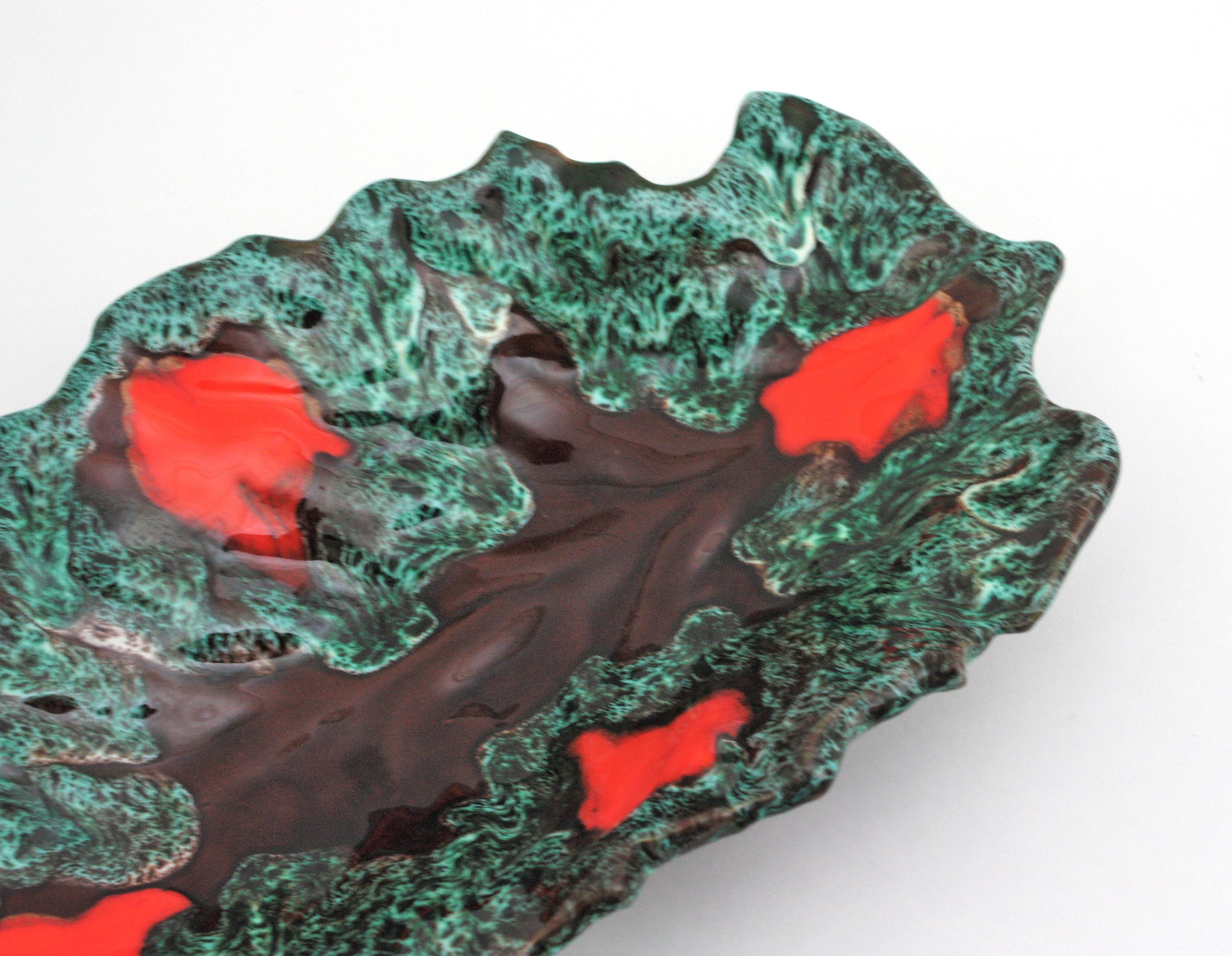 Francese Grande piatto o ciotola da centrotavola in ceramica maiolicata francese di Vallauris AM, anni '50 in vendita