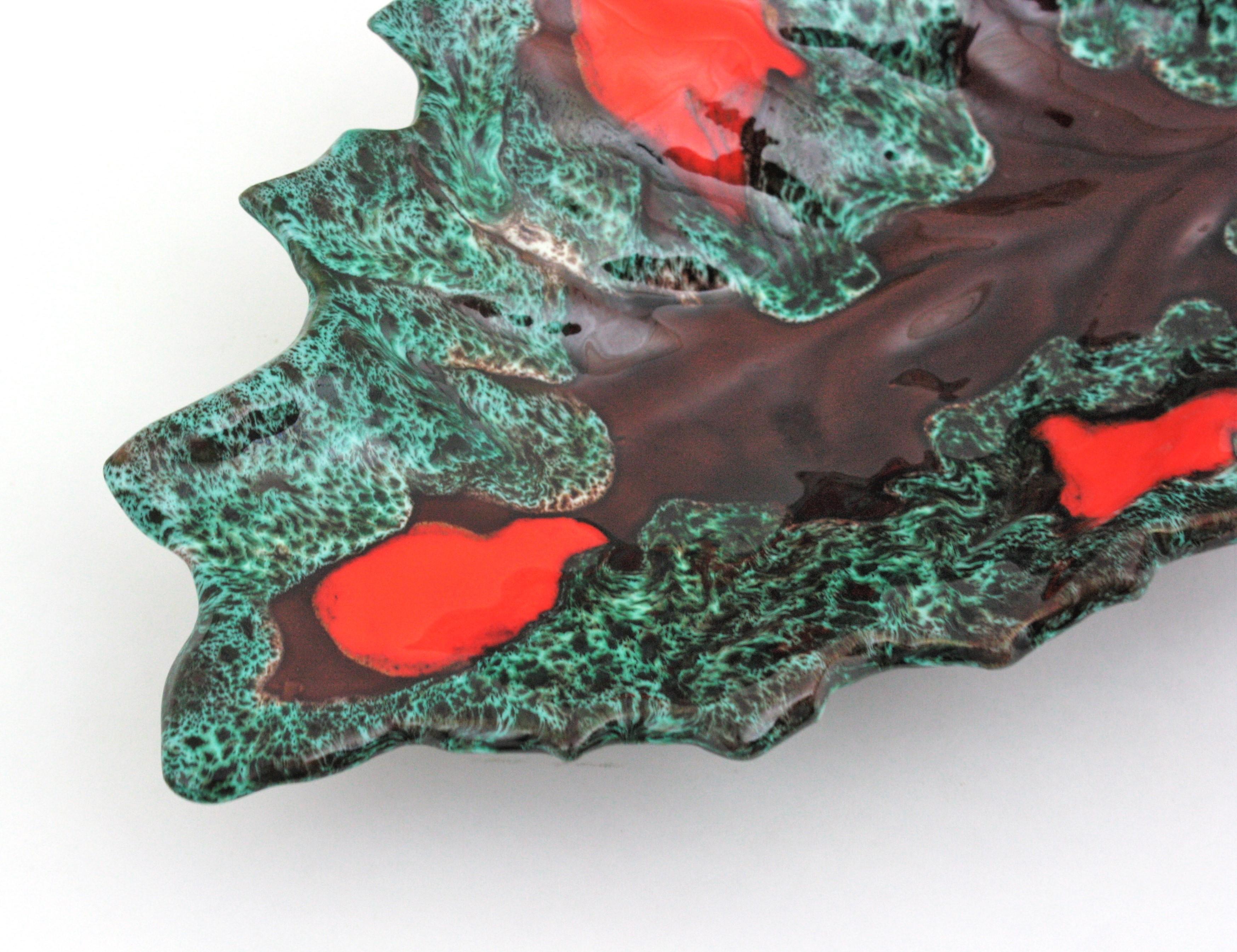 Smaltato Grande piatto o ciotola da centrotavola in ceramica maiolicata francese di Vallauris AM, anni '50 in vendita