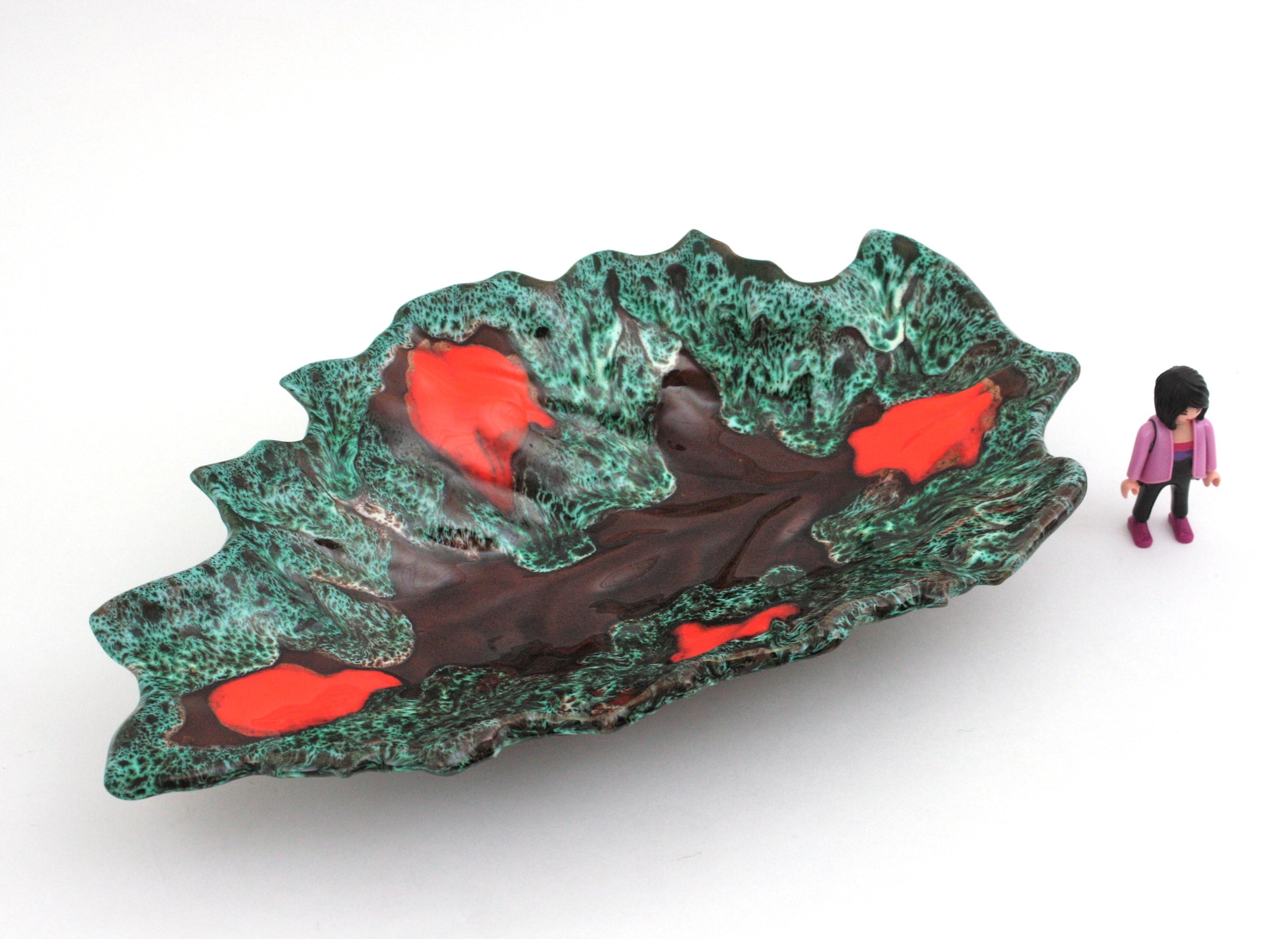 XX secolo Grande piatto o ciotola da centrotavola in ceramica maiolicata francese di Vallauris AM, anni '50 in vendita