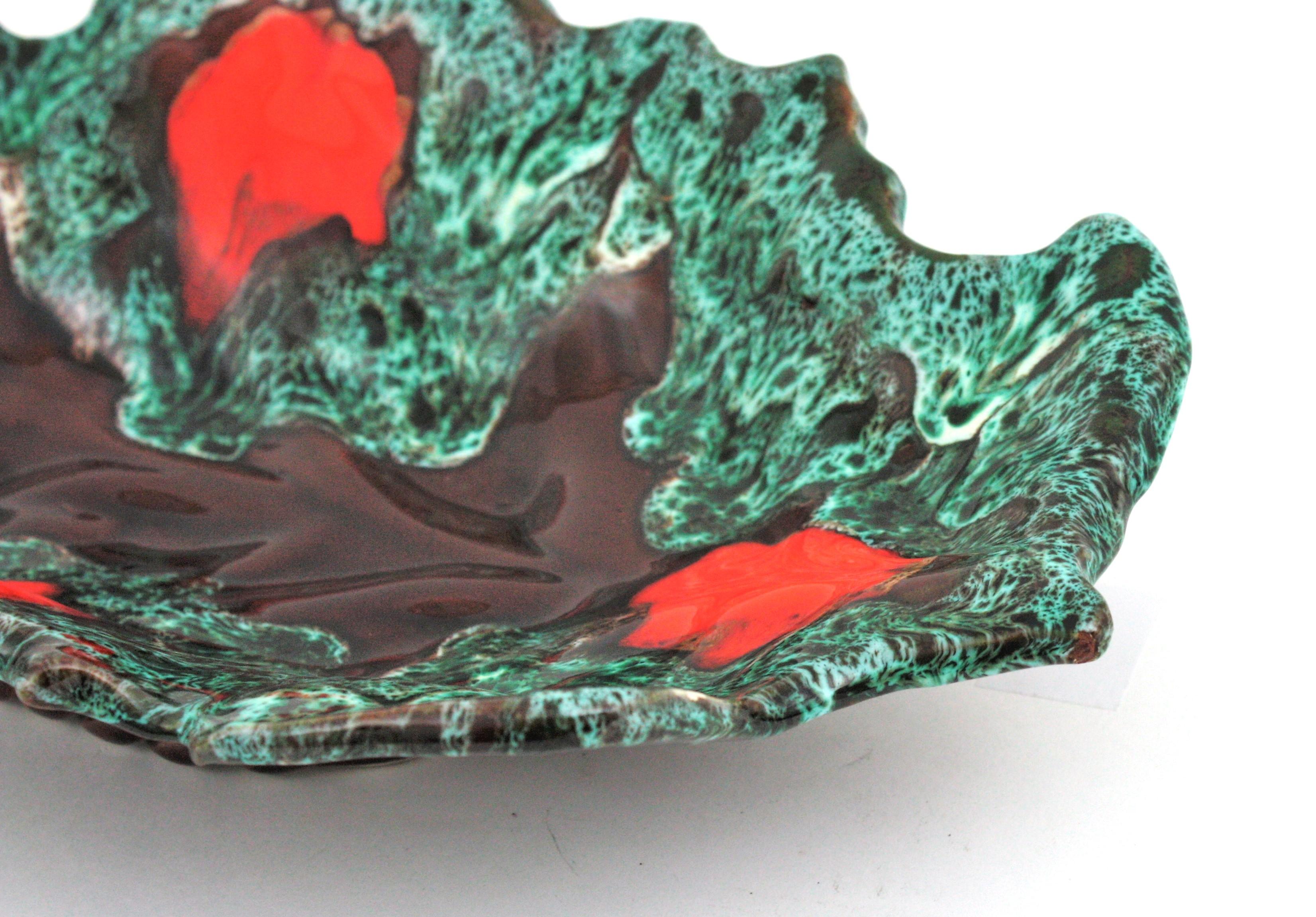 Ceramica Grande piatto o ciotola da centrotavola in ceramica maiolicata francese di Vallauris AM, anni '50 in vendita