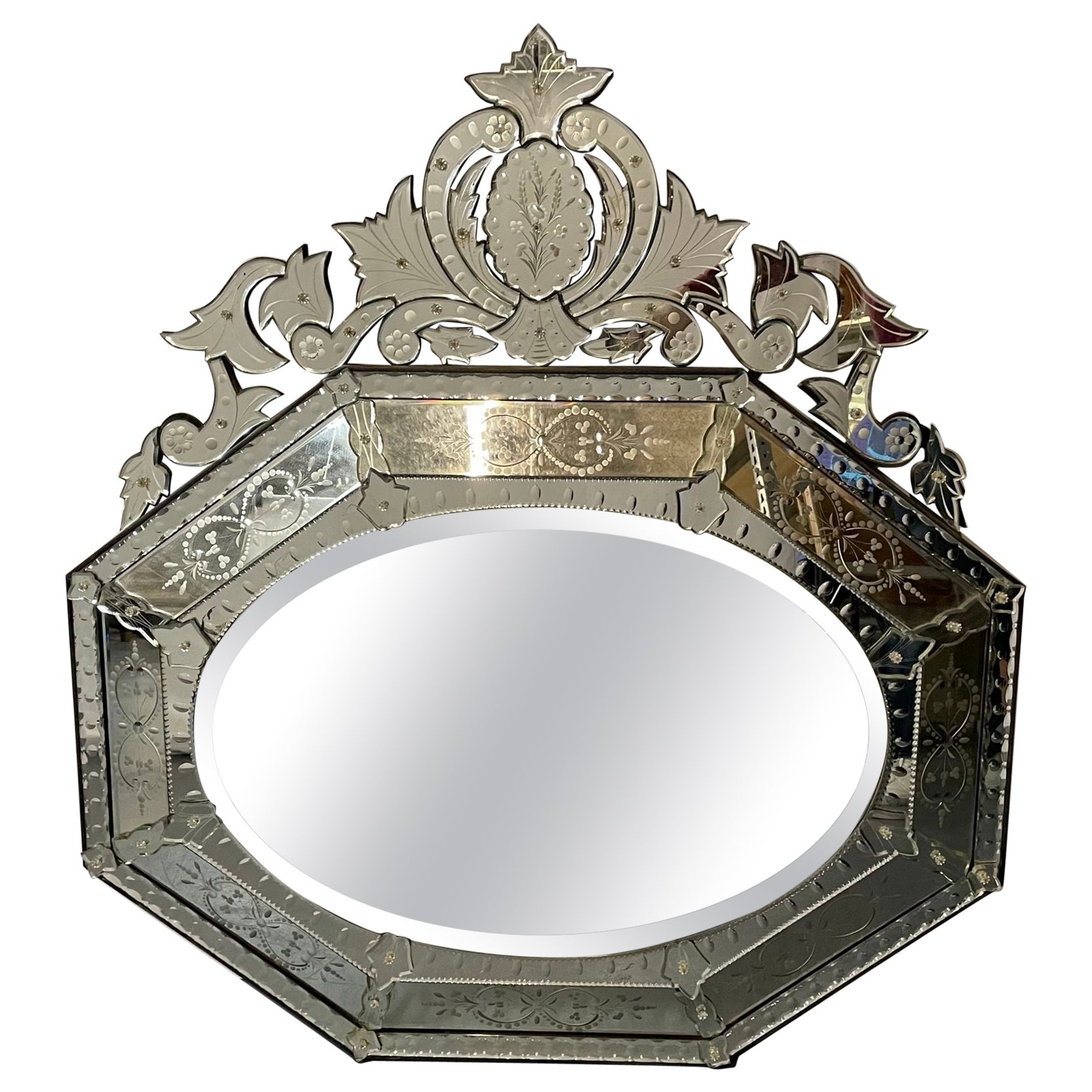 Grand miroir mural / console de style vénitien français, verre gravé à motifs floraux, biseauté en vente