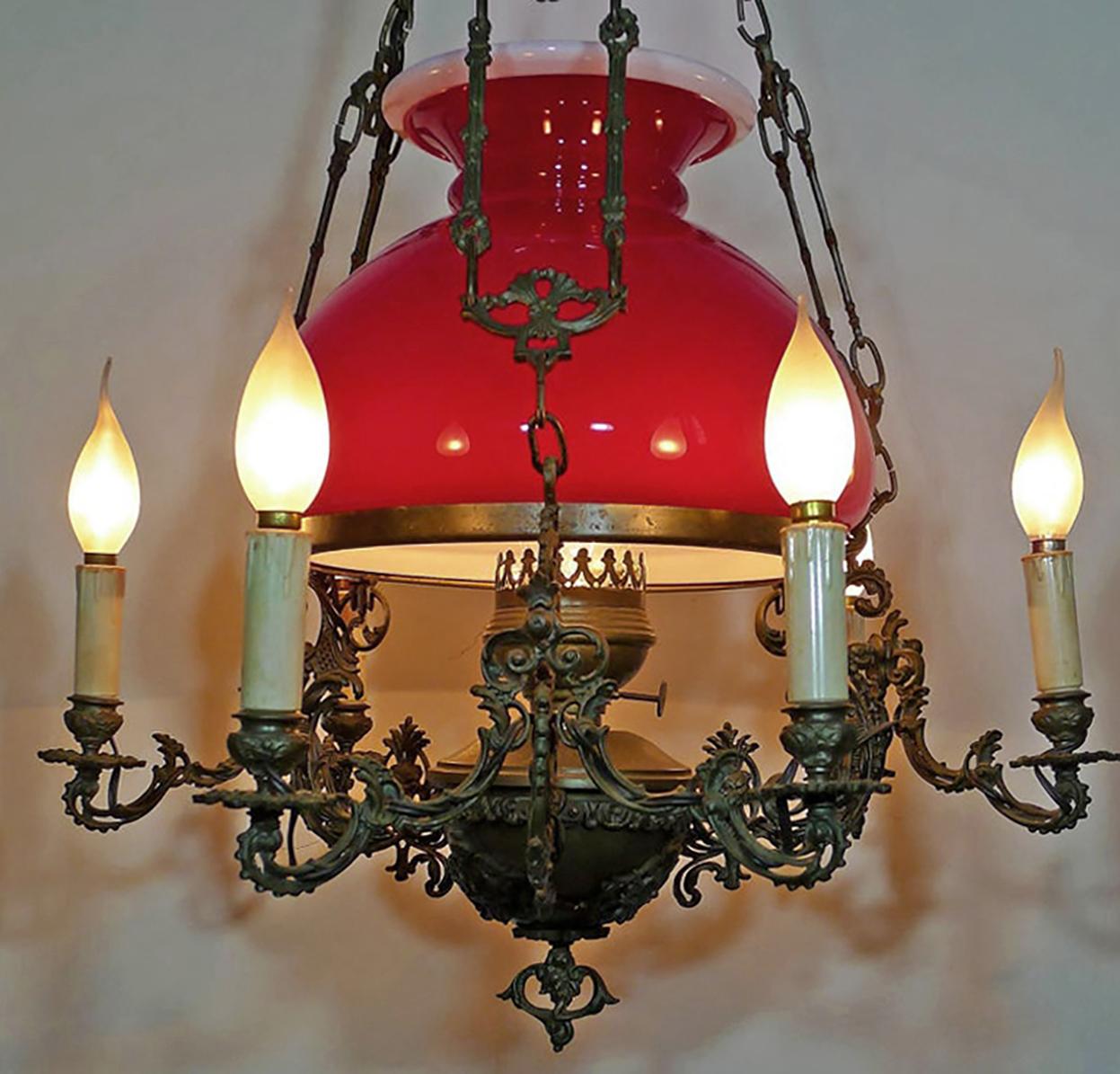 Große französische viktorianische Bibliothek hängende Öllampe Rubinrot Glas Bronze Kronleuchter (Französisch) im Angebot
