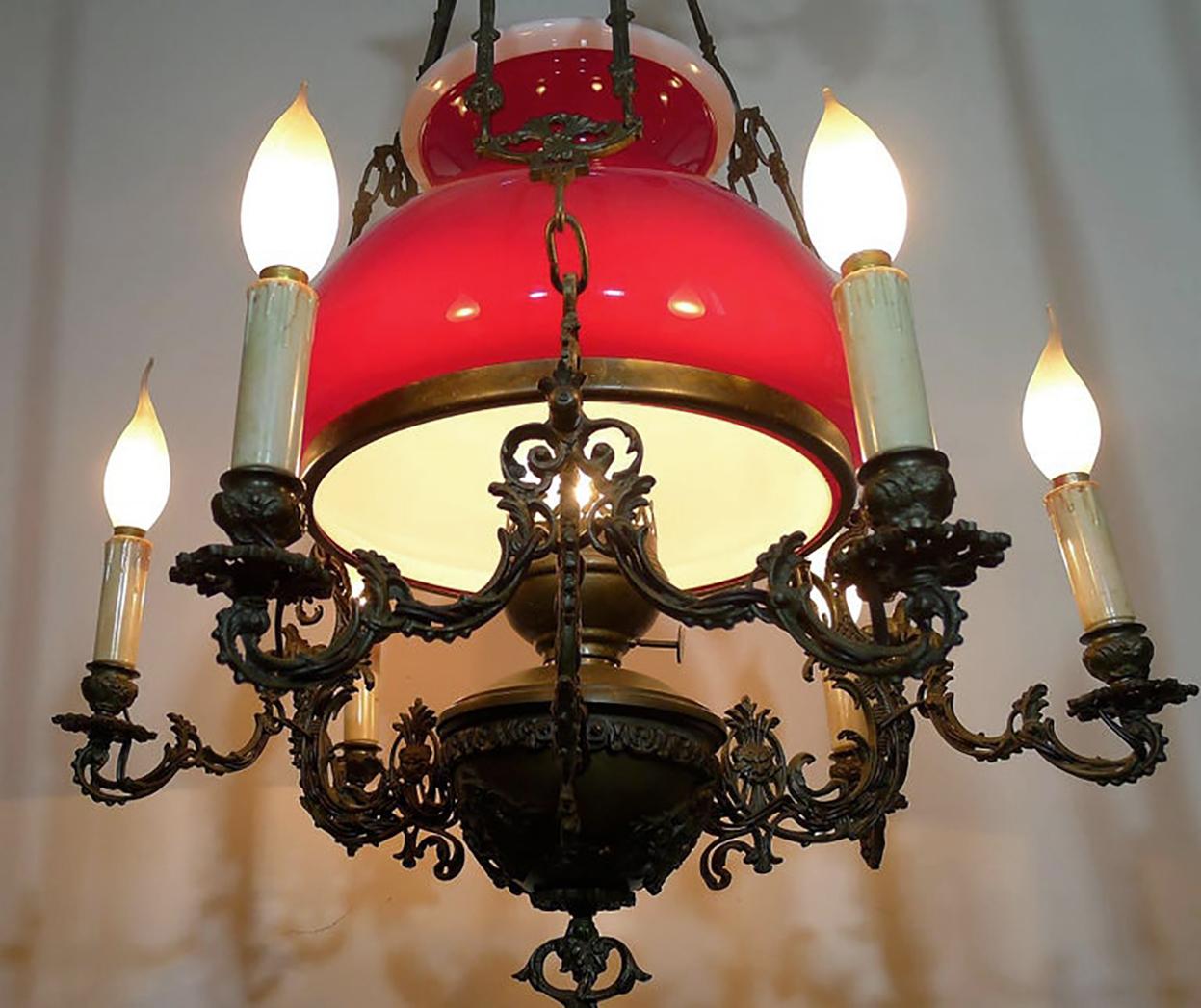 Große französische viktorianische Bibliothek hängende Öllampe Rubinrot Glas Bronze Kronleuchter im Zustand „Gut“ im Angebot in Coimbra, PT