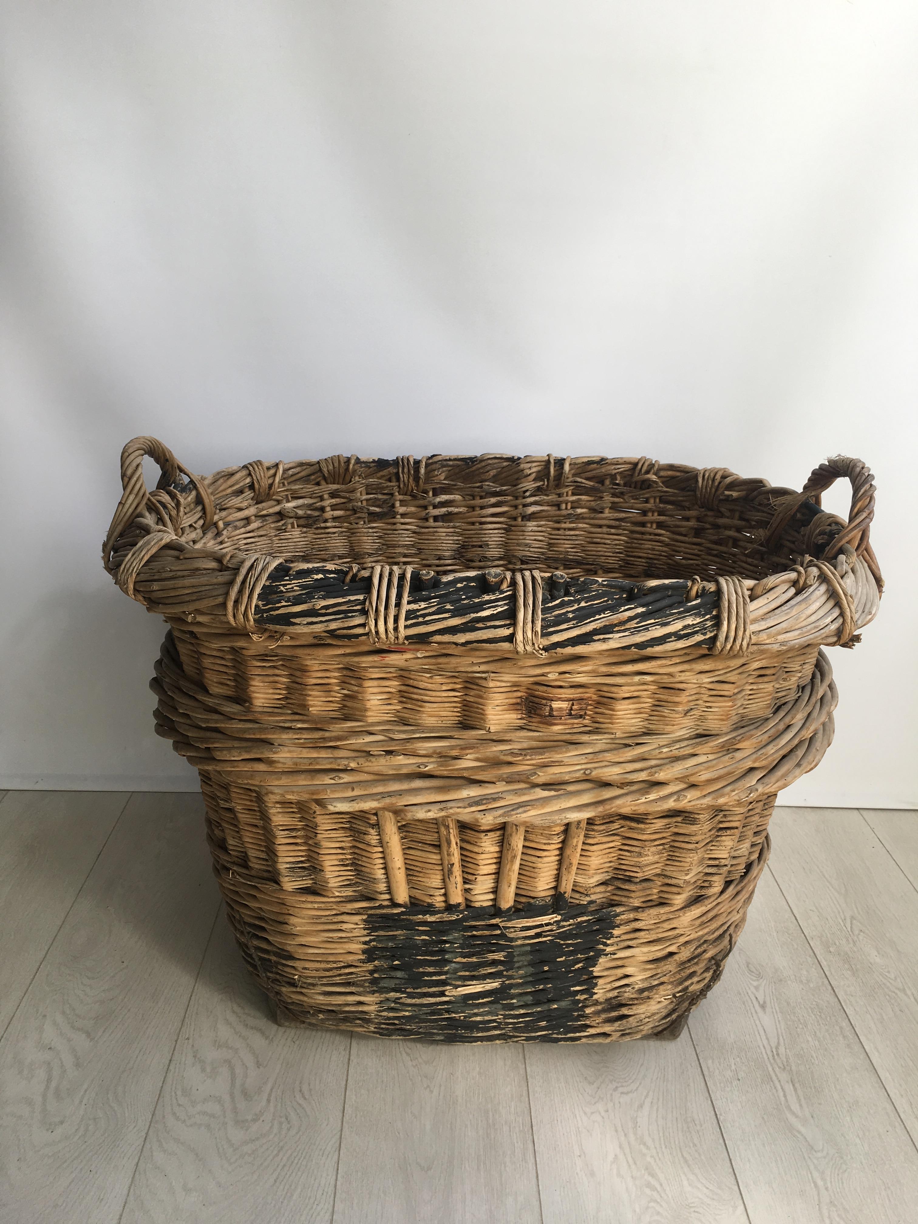 Large French Vineyard Champagne Wicker Basket In Good Condition For Sale In Copthorne, GB