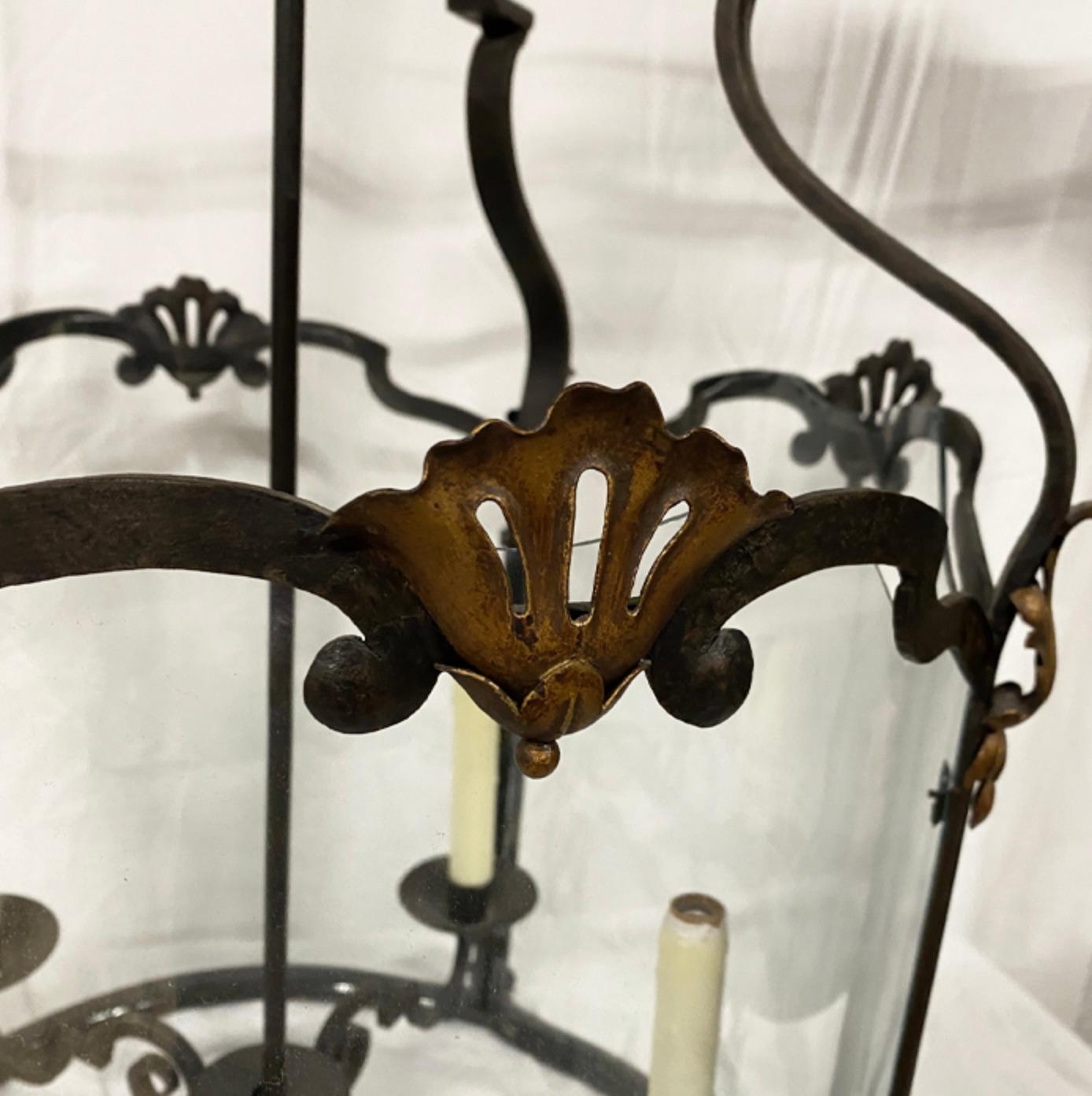 Français Grande lanterne française vintage en fer forgé avec détails dorés  en vente