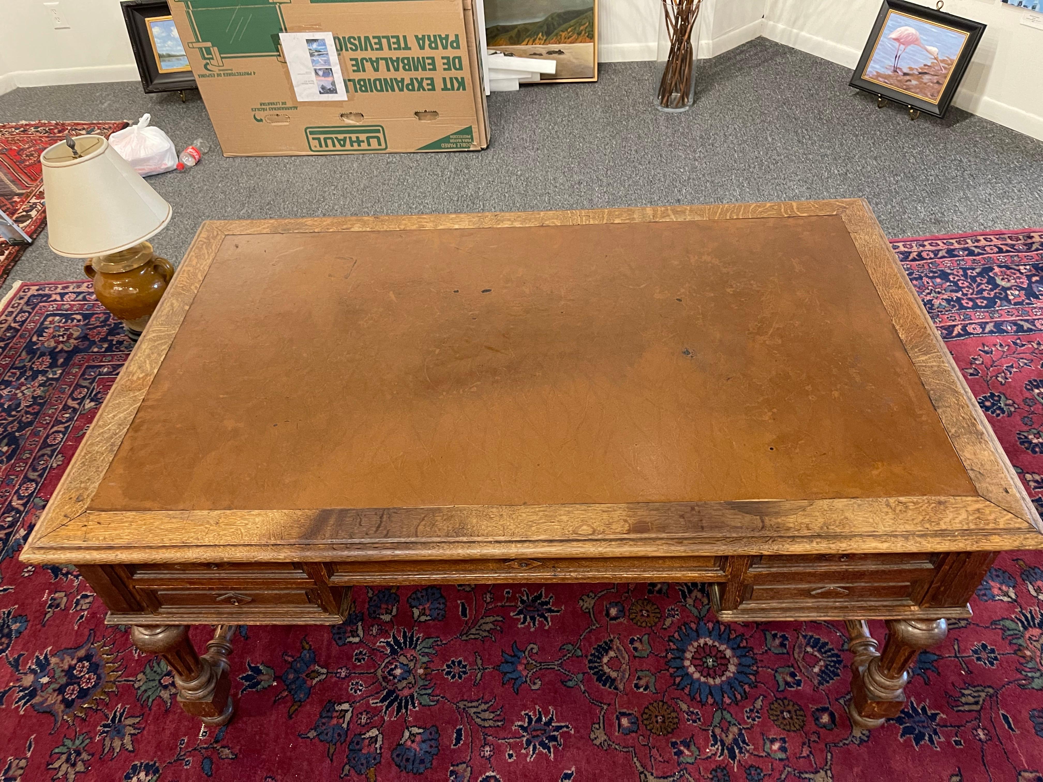 Grande scrivania francese in Oak con quattro cassetti e piano in pelle, XIX secolo.

La distanza dal pavimento alla base del cassetto centrale è di 24