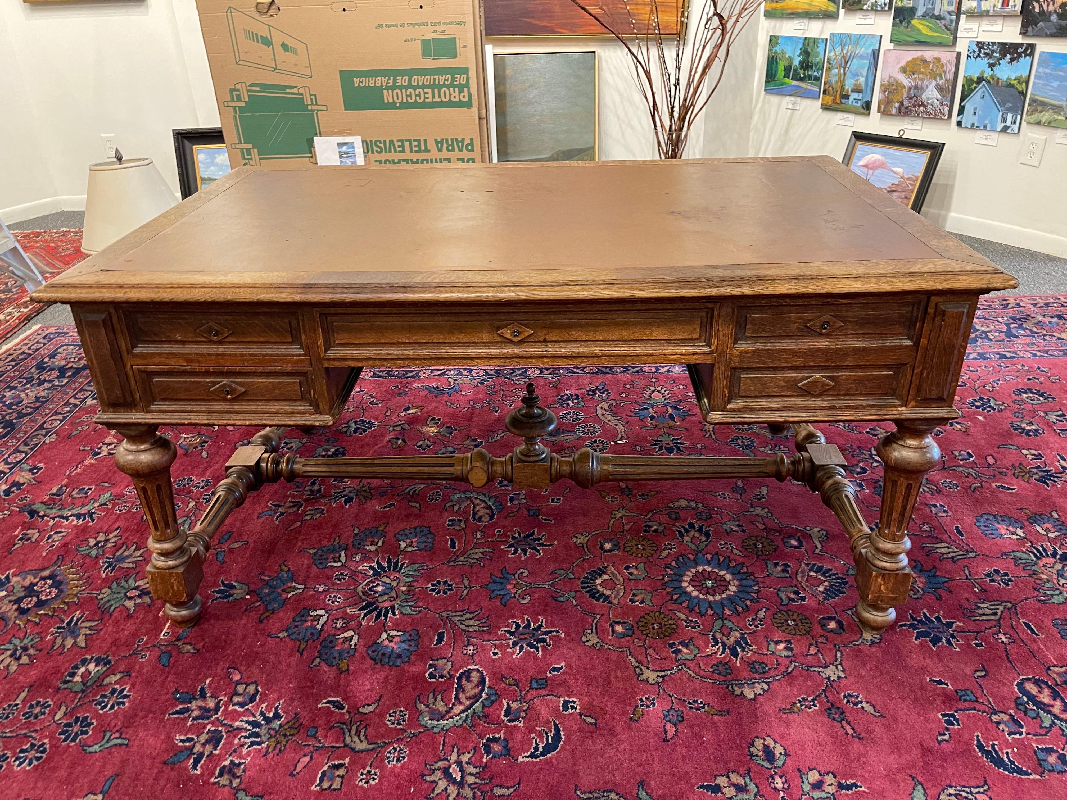 Francese Grande scrivania francese in Oak con quattro cassetti e piano in pelle, XIX secolo in vendita