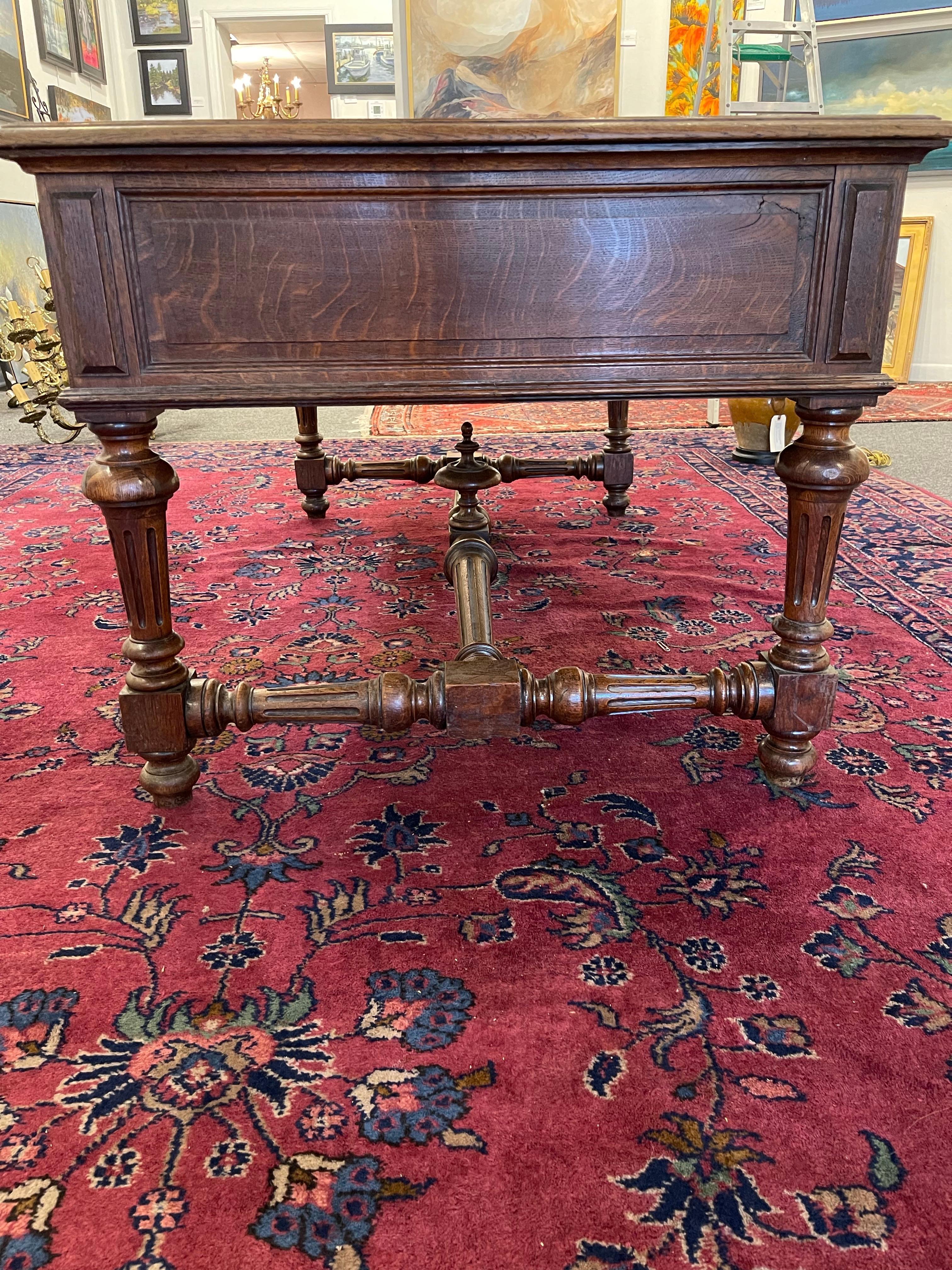 Grande scrivania francese in Oak con quattro cassetti e piano in pelle, XIX secolo In condizioni buone in vendita a Savannah, GA