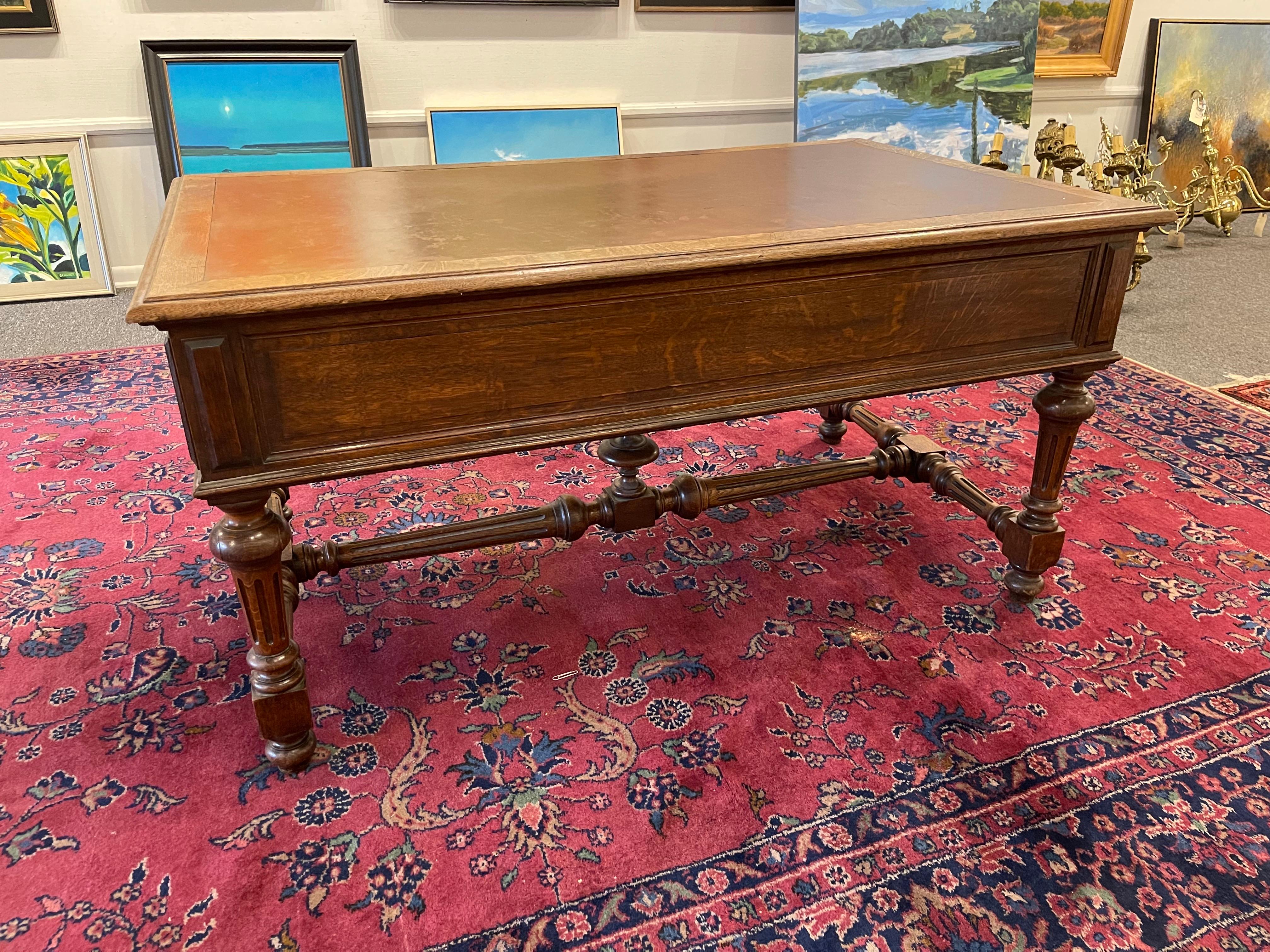Quercia Grande scrivania francese in Oak con quattro cassetti e piano in pelle, XIX secolo in vendita