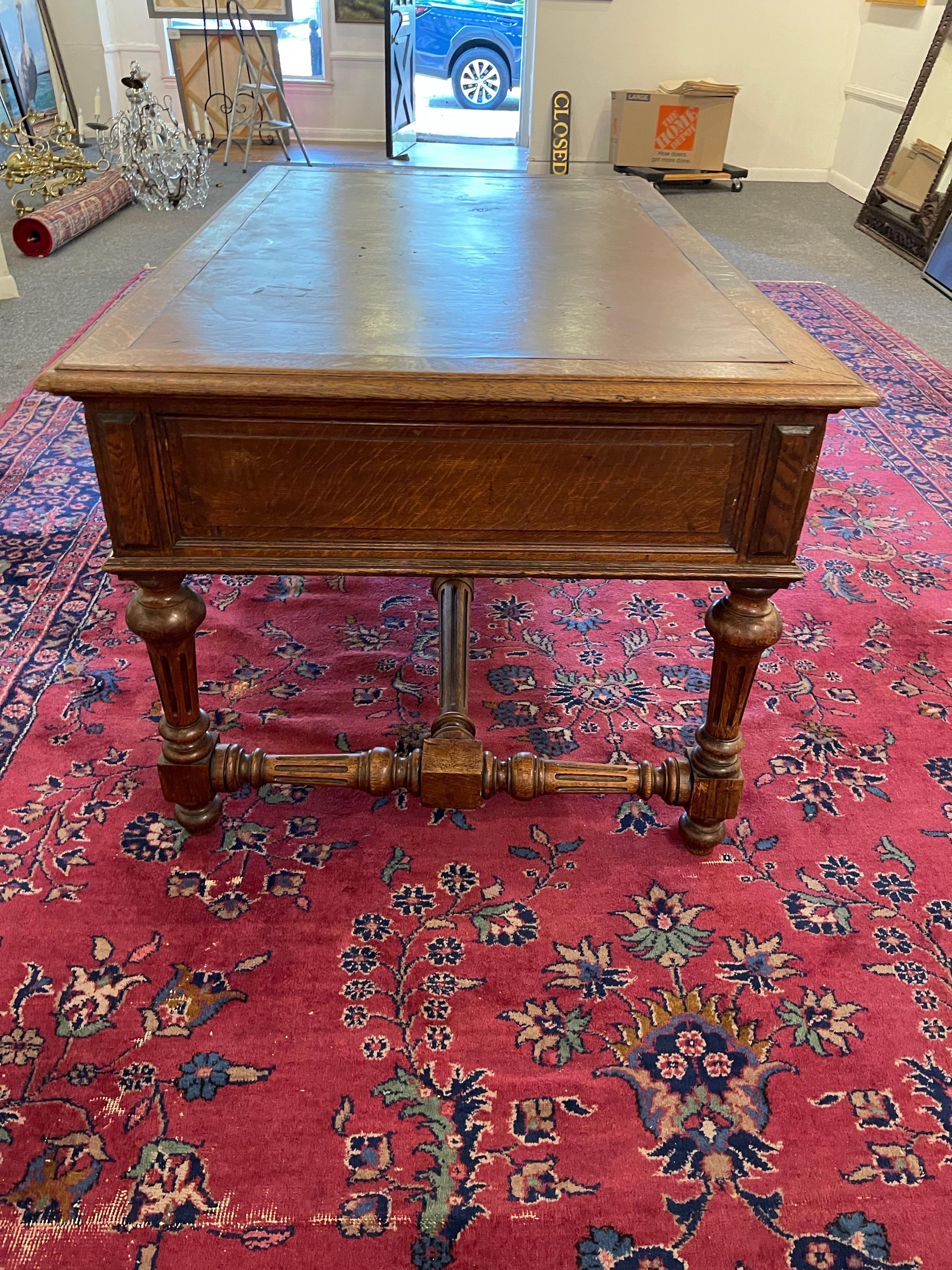 Grande scrivania francese in Oak con quattro cassetti e piano in pelle, XIX secolo in vendita 1