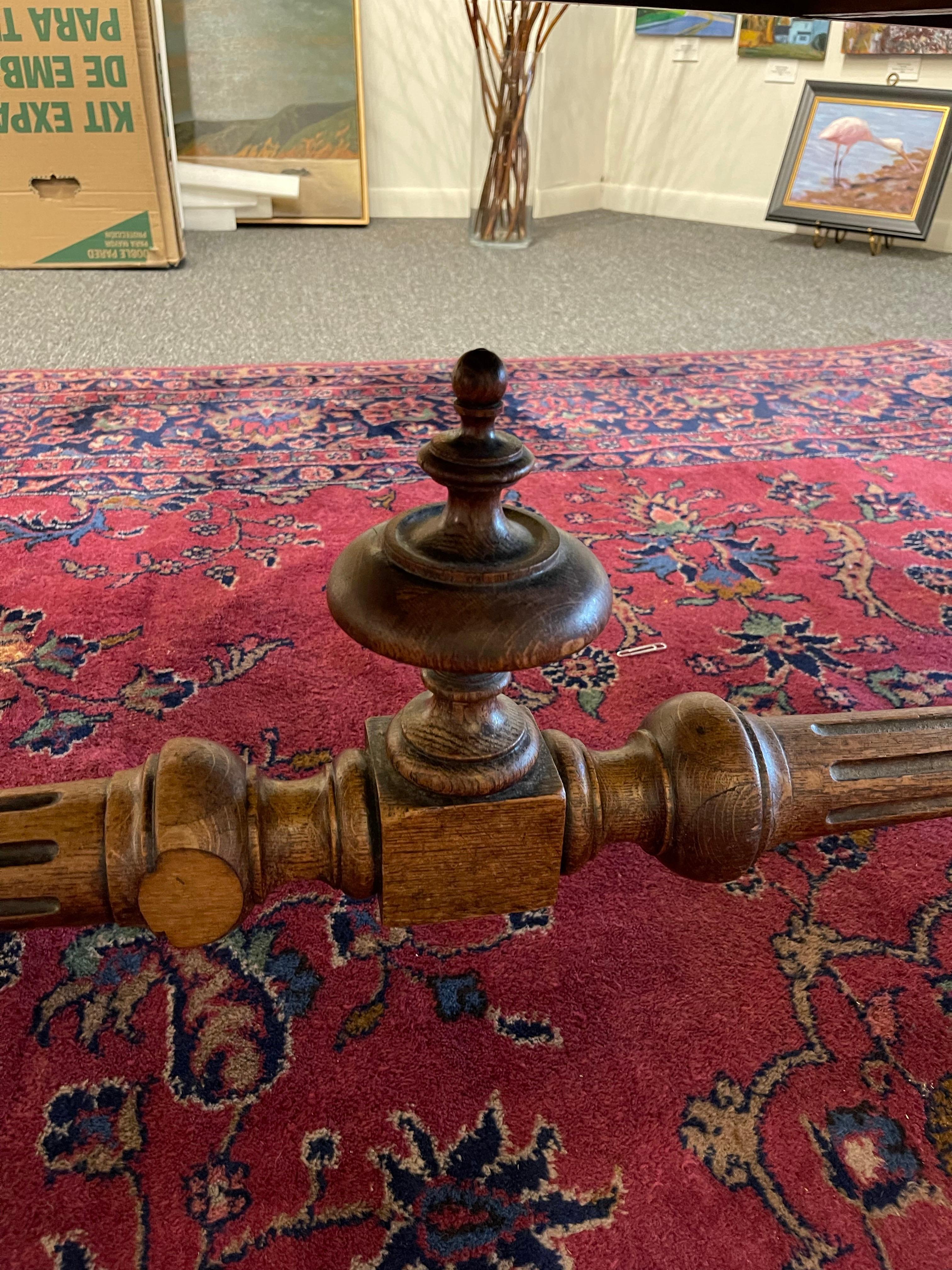 Grande scrivania francese in Oak con quattro cassetti e piano in pelle, XIX secolo in vendita 2