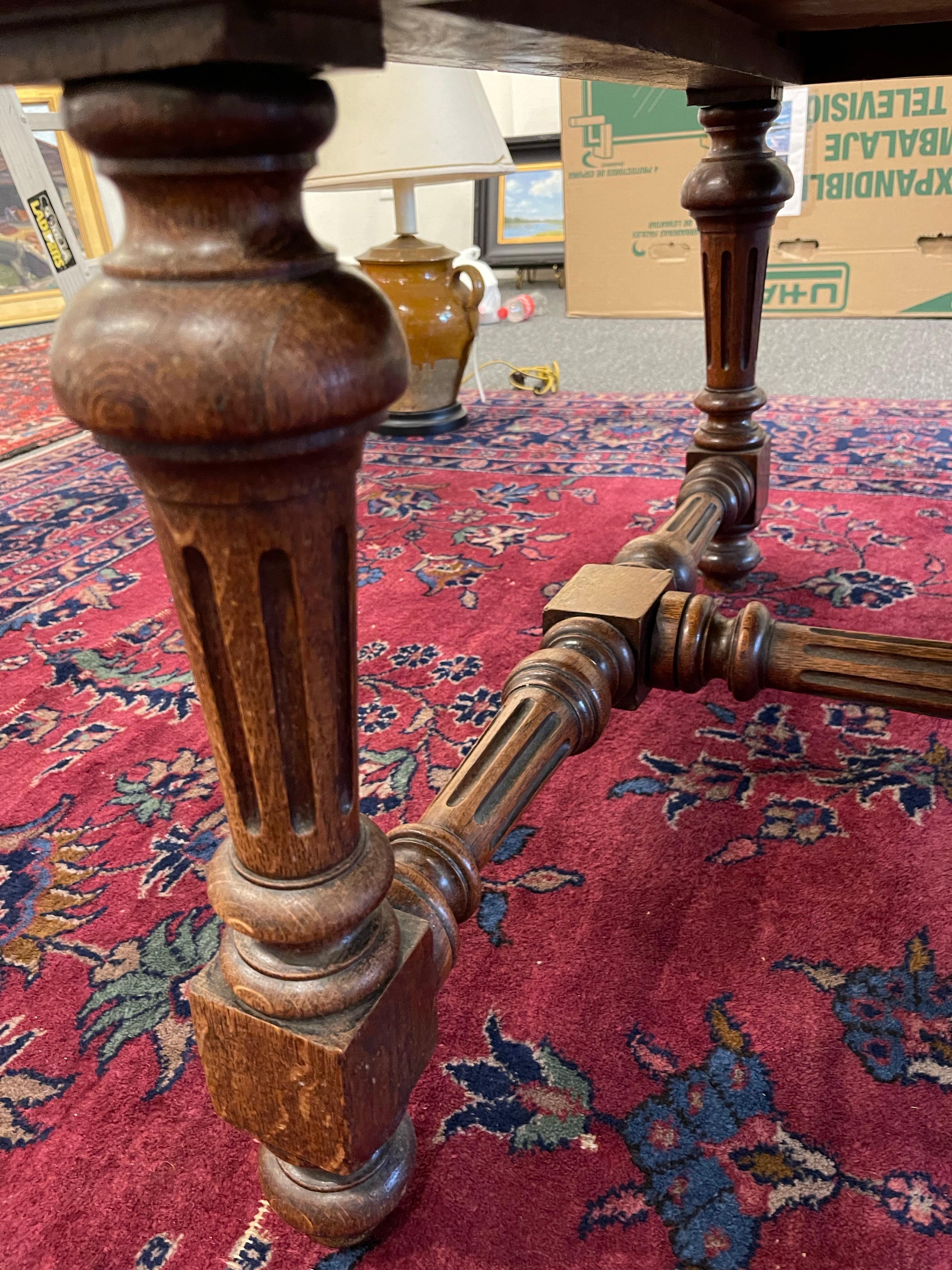 Grande scrivania francese in Oak con quattro cassetti e piano in pelle, XIX secolo in vendita 3