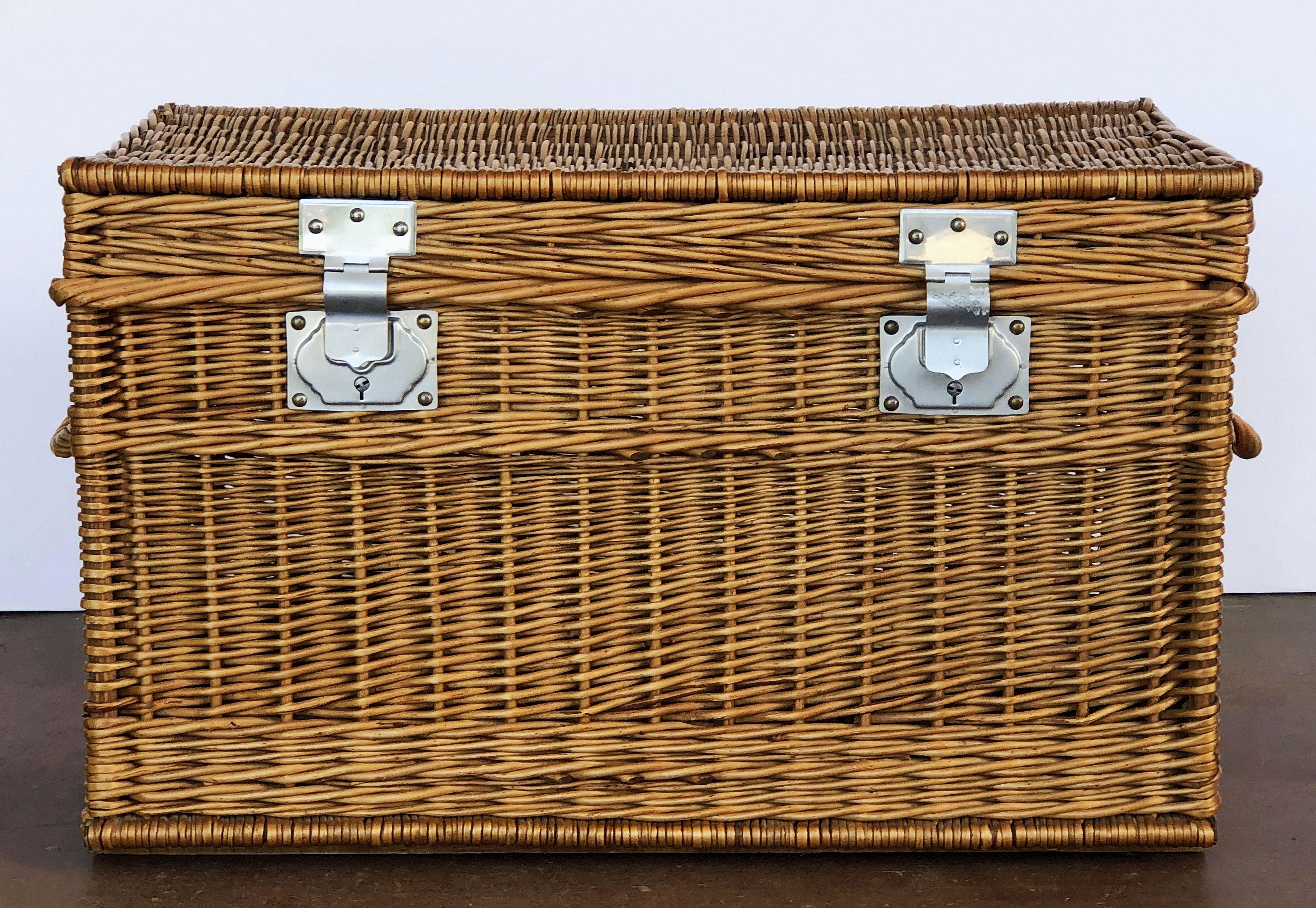 Large French Willow Basket Hamper In Good Condition In Austin, TX