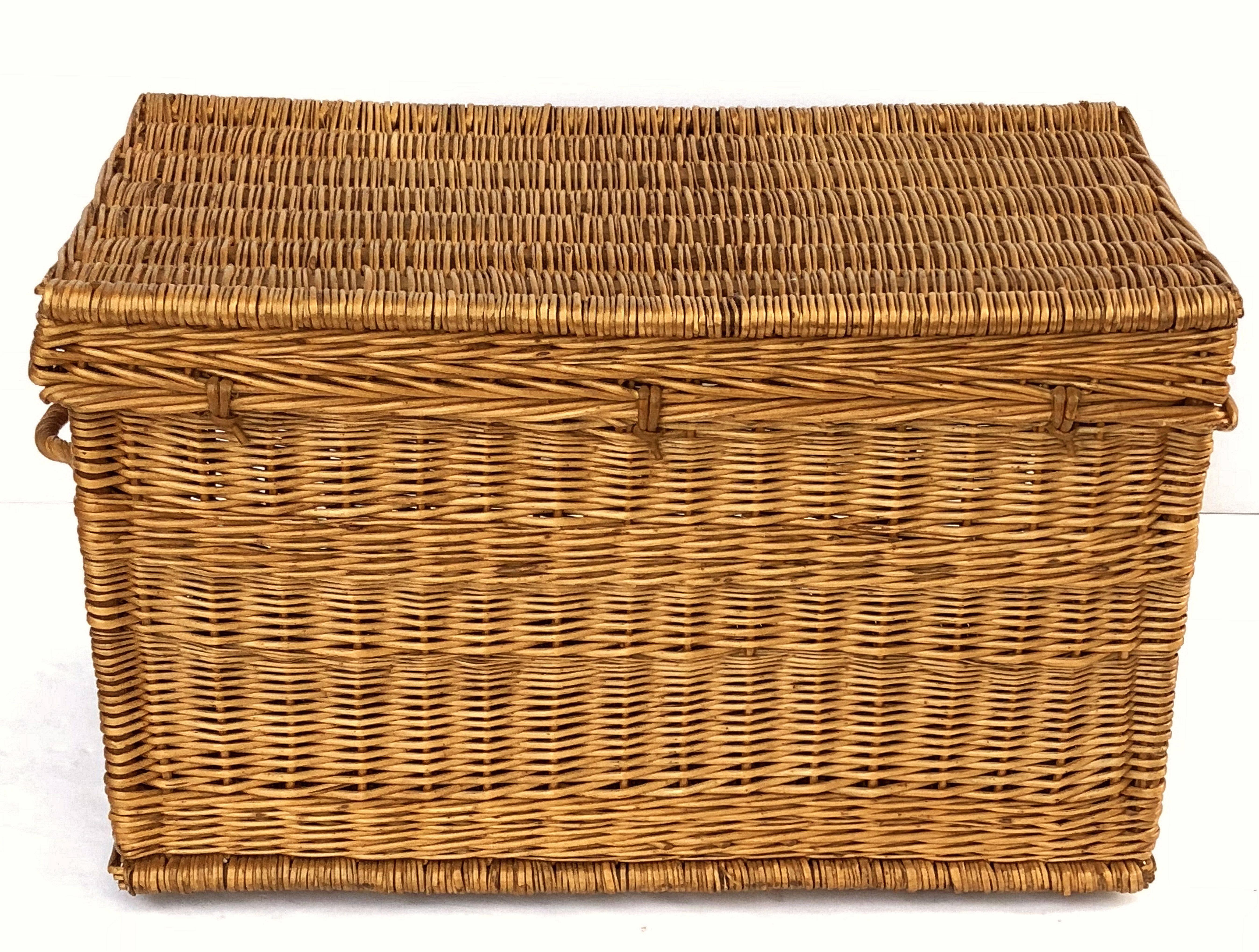 Large French Willow Basket Hamper In Excellent Condition In Austin, TX