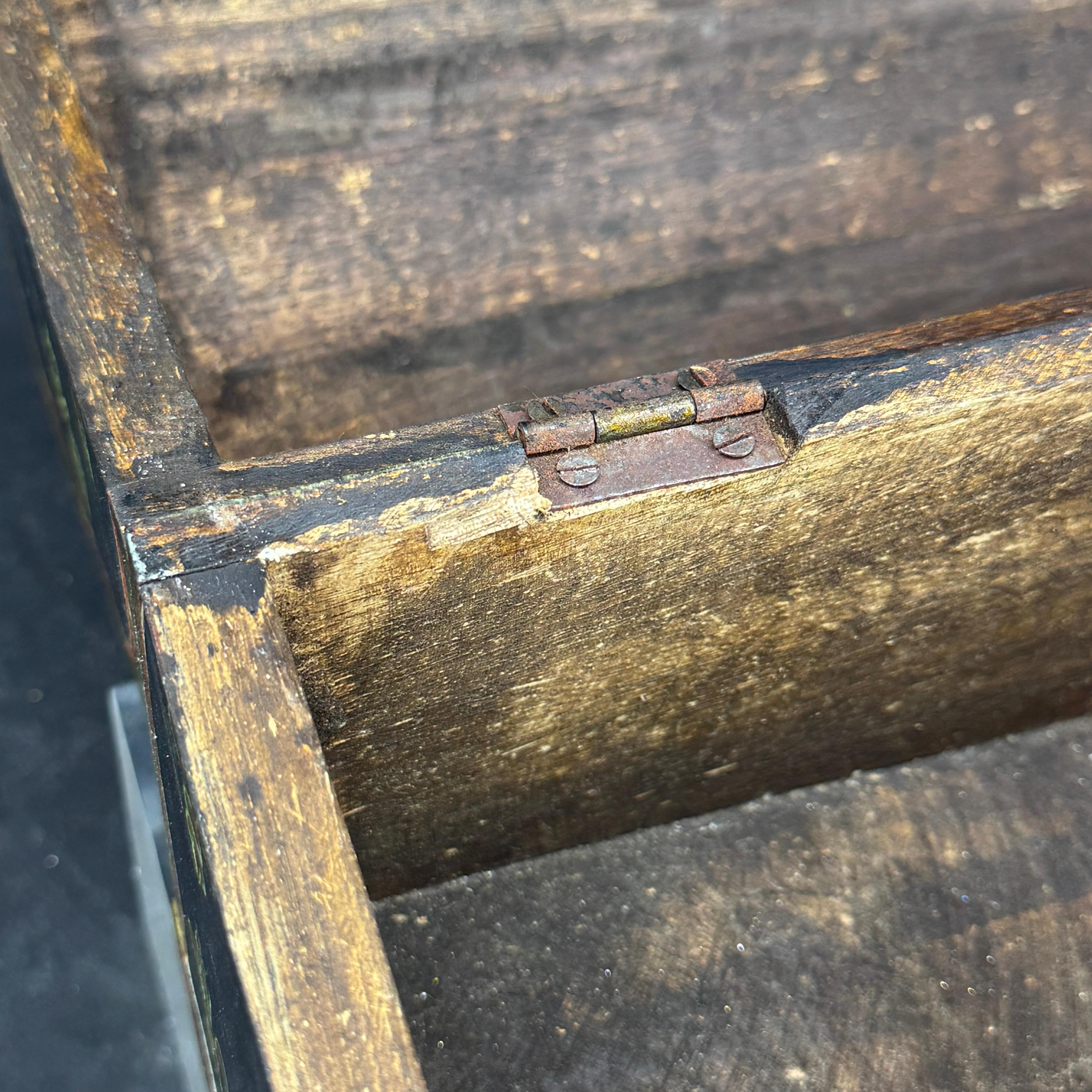 Gran caja francesa de madera pintada con forma de flor de lis abovedada en venta 2