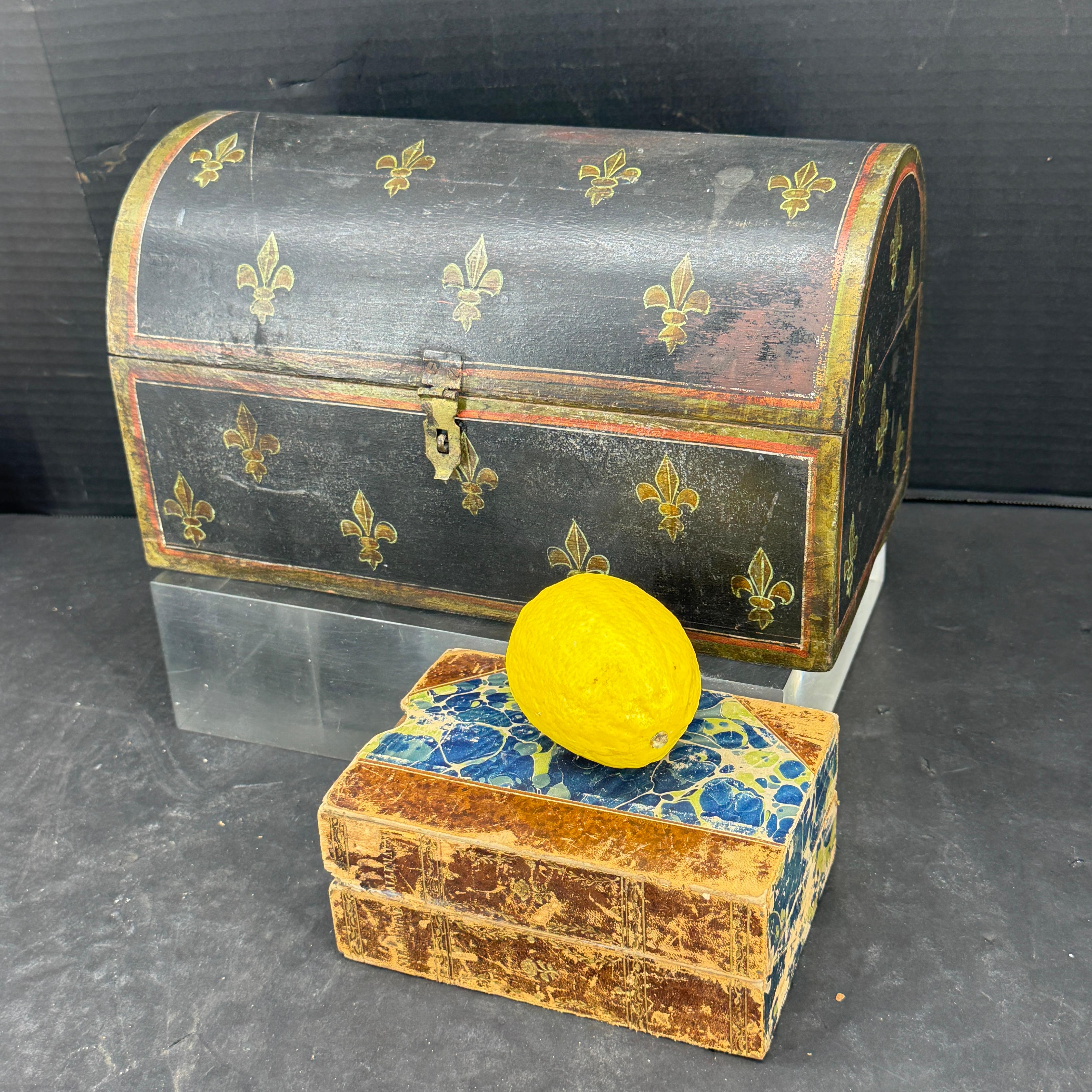 Gran caja francesa de madera pintada con forma de flor de lis abovedada en venta 4