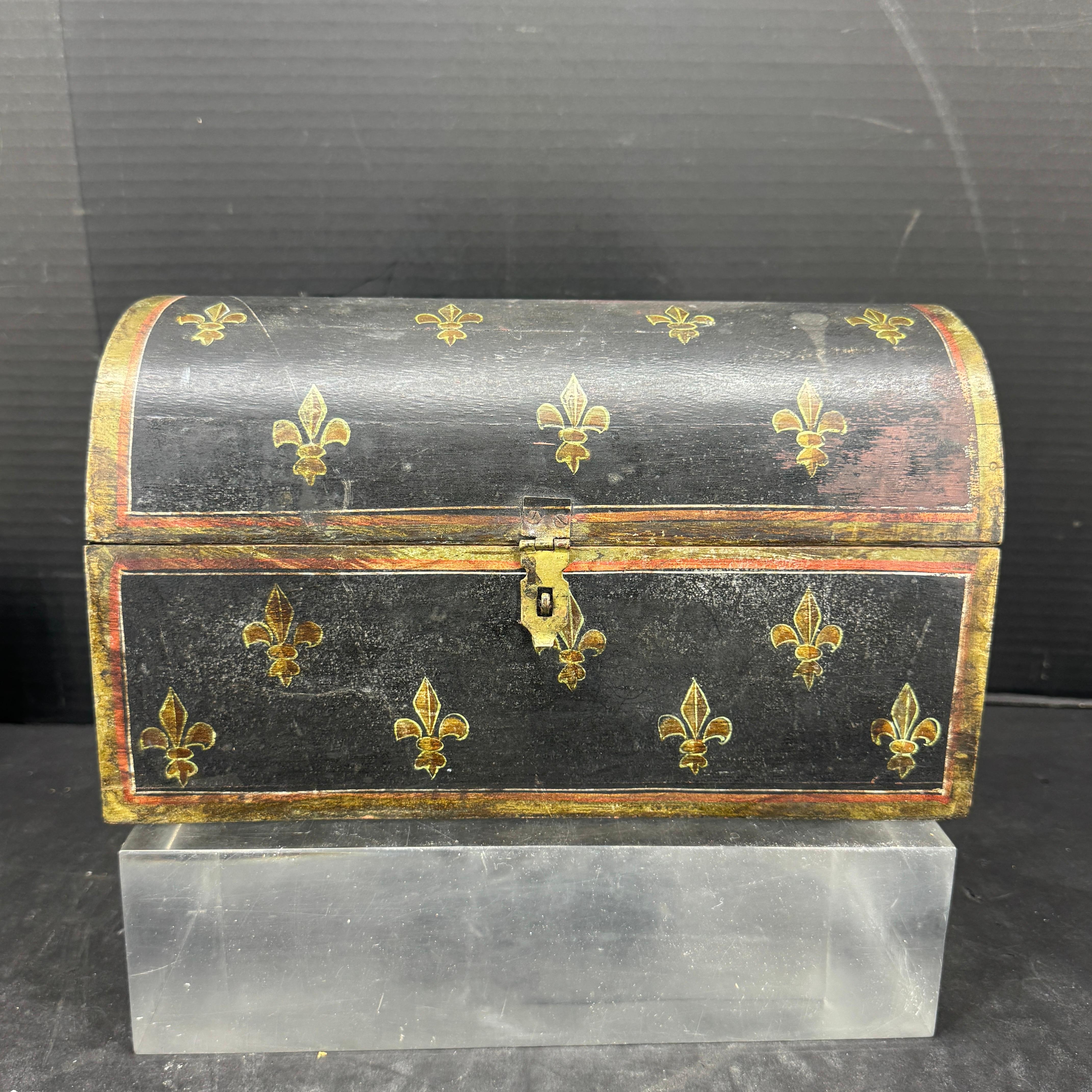 Exquisita caja de madera francesa con la siempre clásica flor de lis rodeando el exterior. Esta caja de los años 60 podría utilizarse para guardar cosas o joyas, y sin duda llamaría la atención en una mesa de centro. Gran pieza para añadir a una