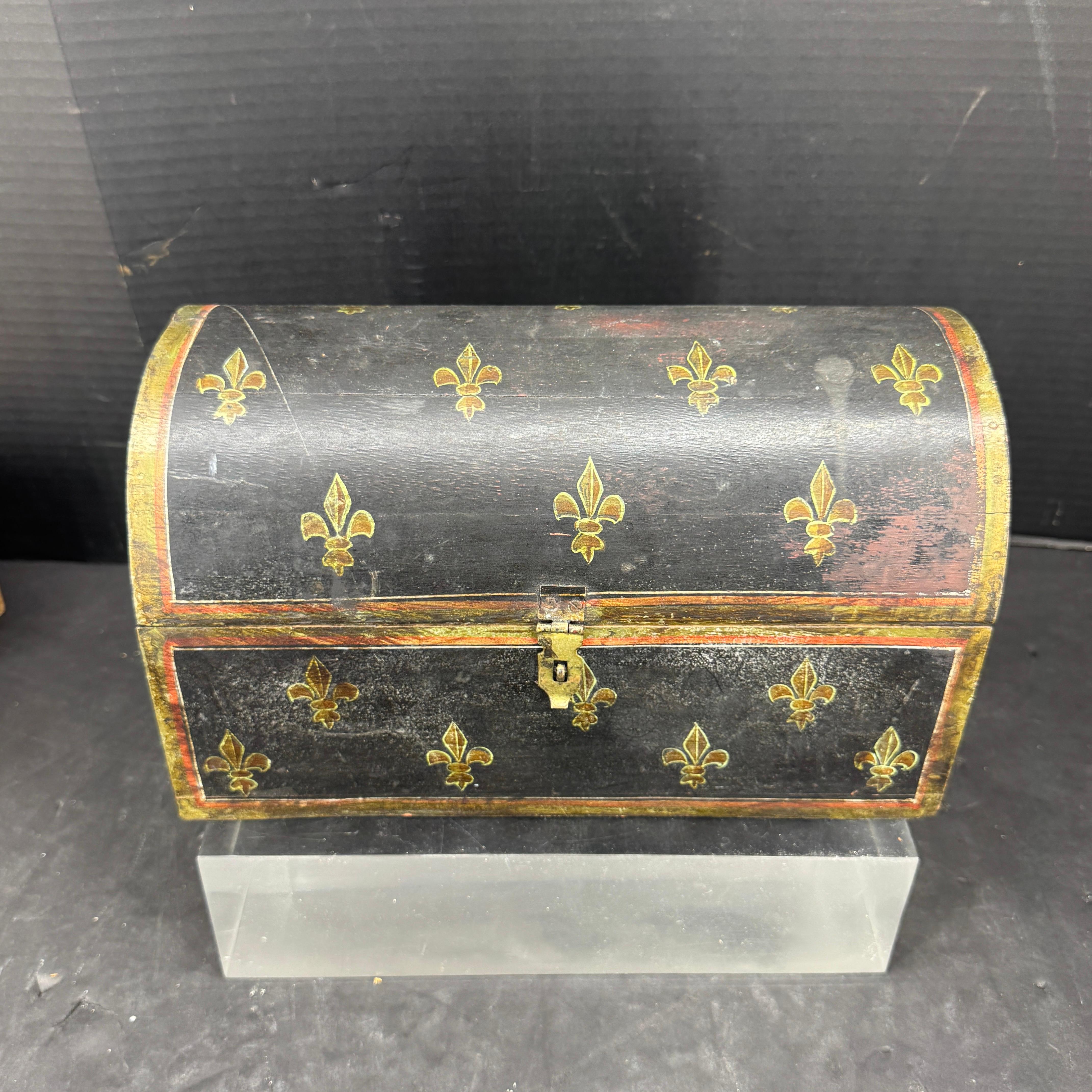 Gran caja francesa de madera pintada con forma de flor de lis abovedada Moderno de mediados de siglo en venta