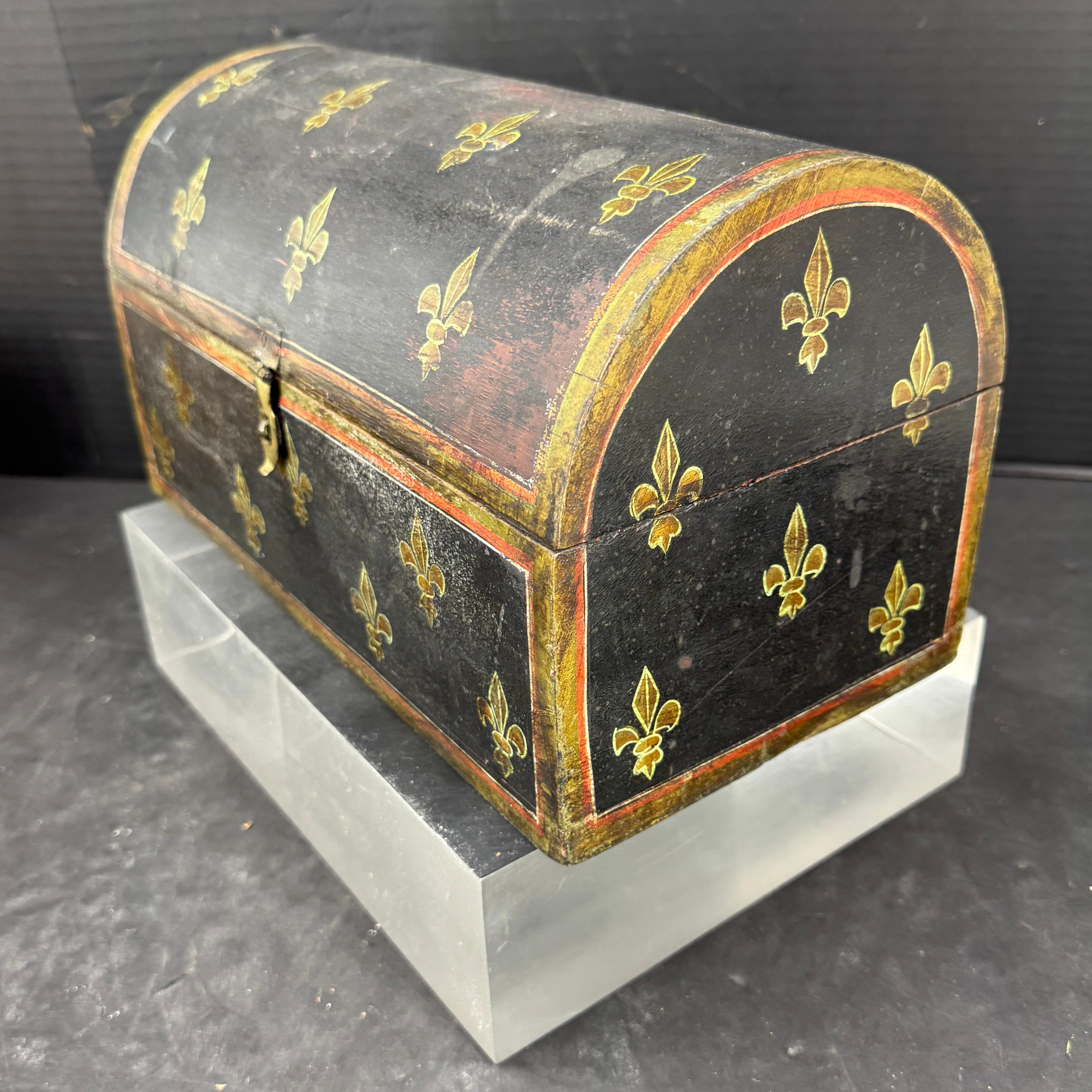 Gran caja francesa de madera pintada con forma de flor de lis abovedada Hecho a mano en venta