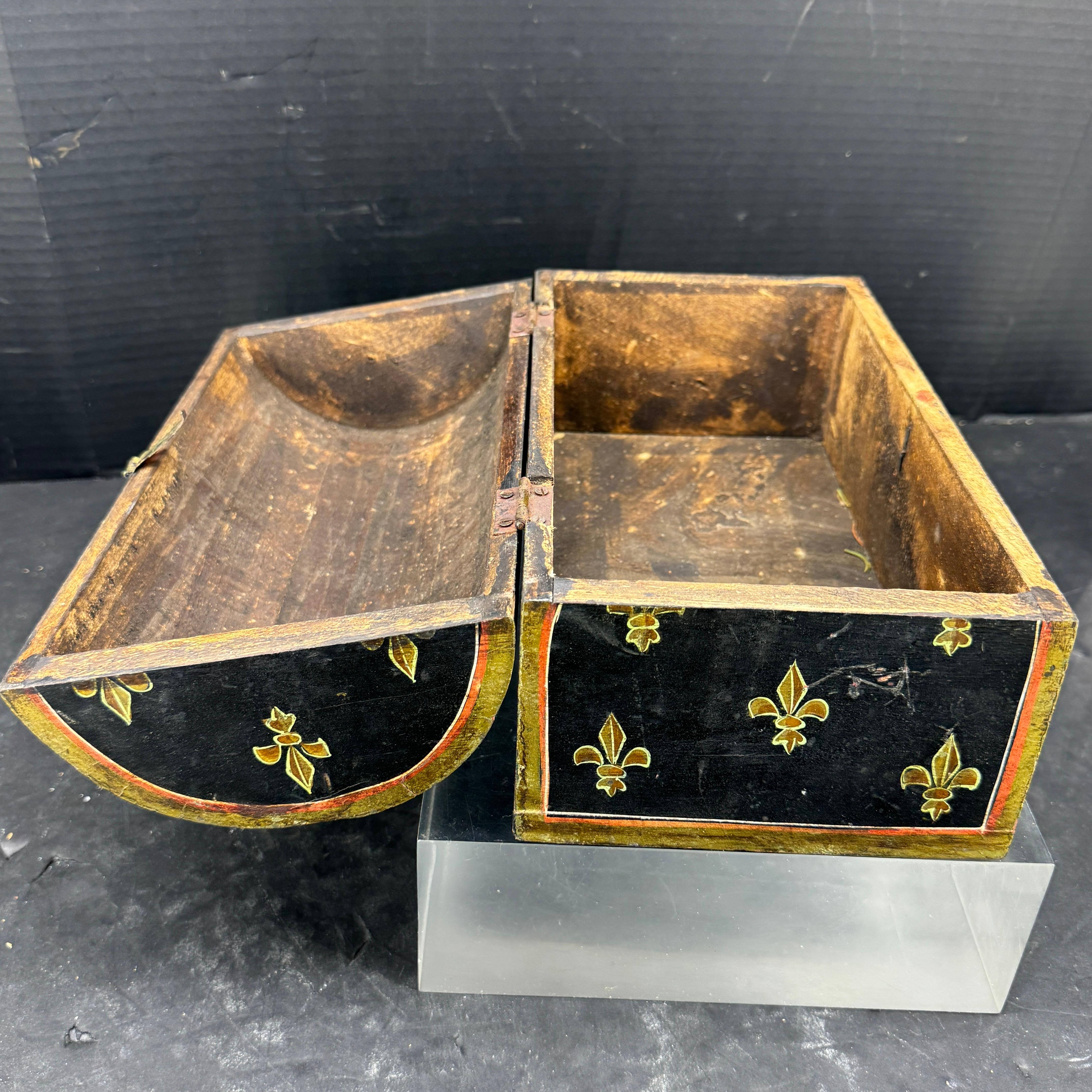 Gran caja francesa de madera pintada con forma de flor de lis abovedada en venta 1