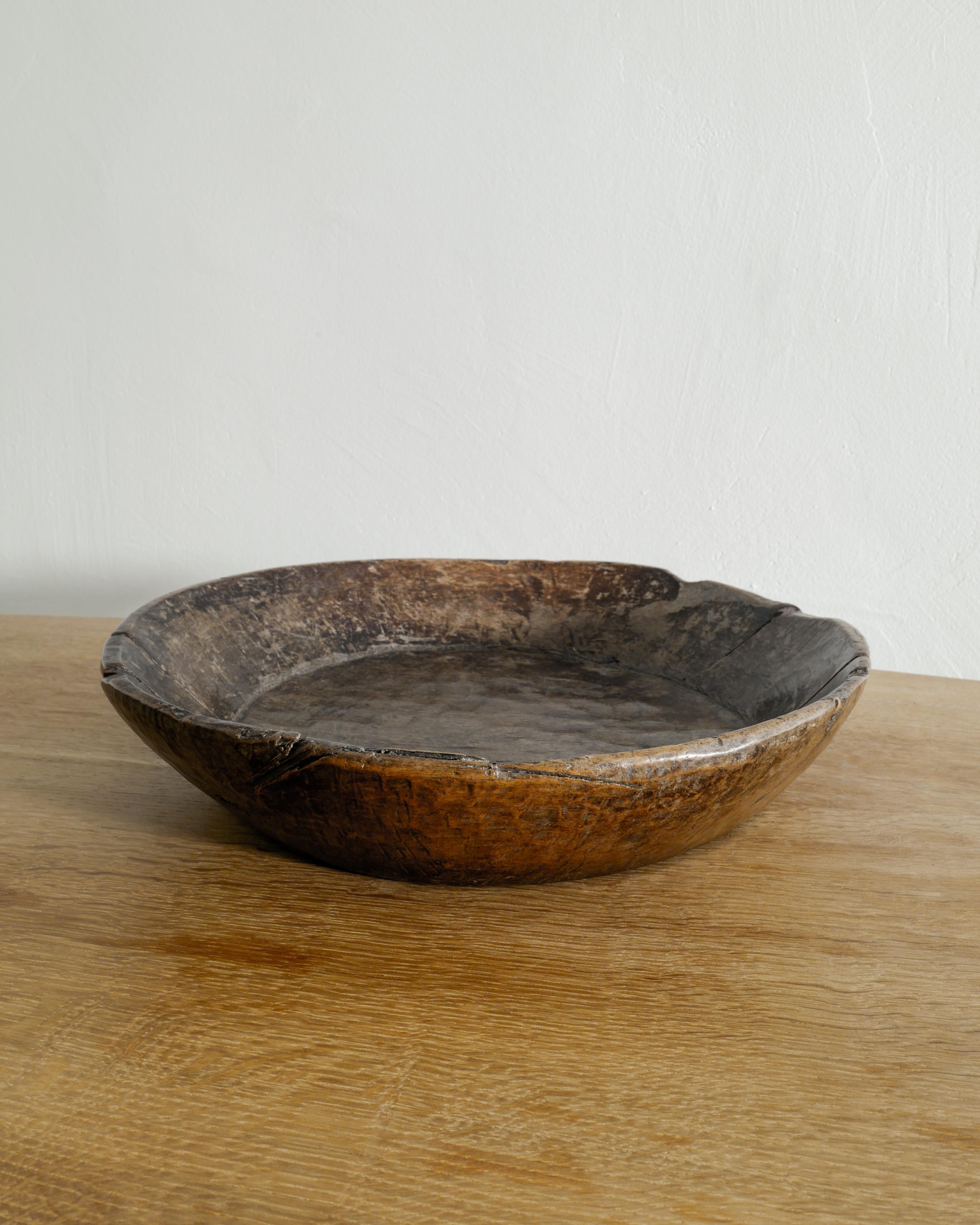 Gran cuenco decorativo Wabi Sabi francés antiguo de madera de roble teñido oscuro, años 30 Moderno de mediados de siglo en venta
