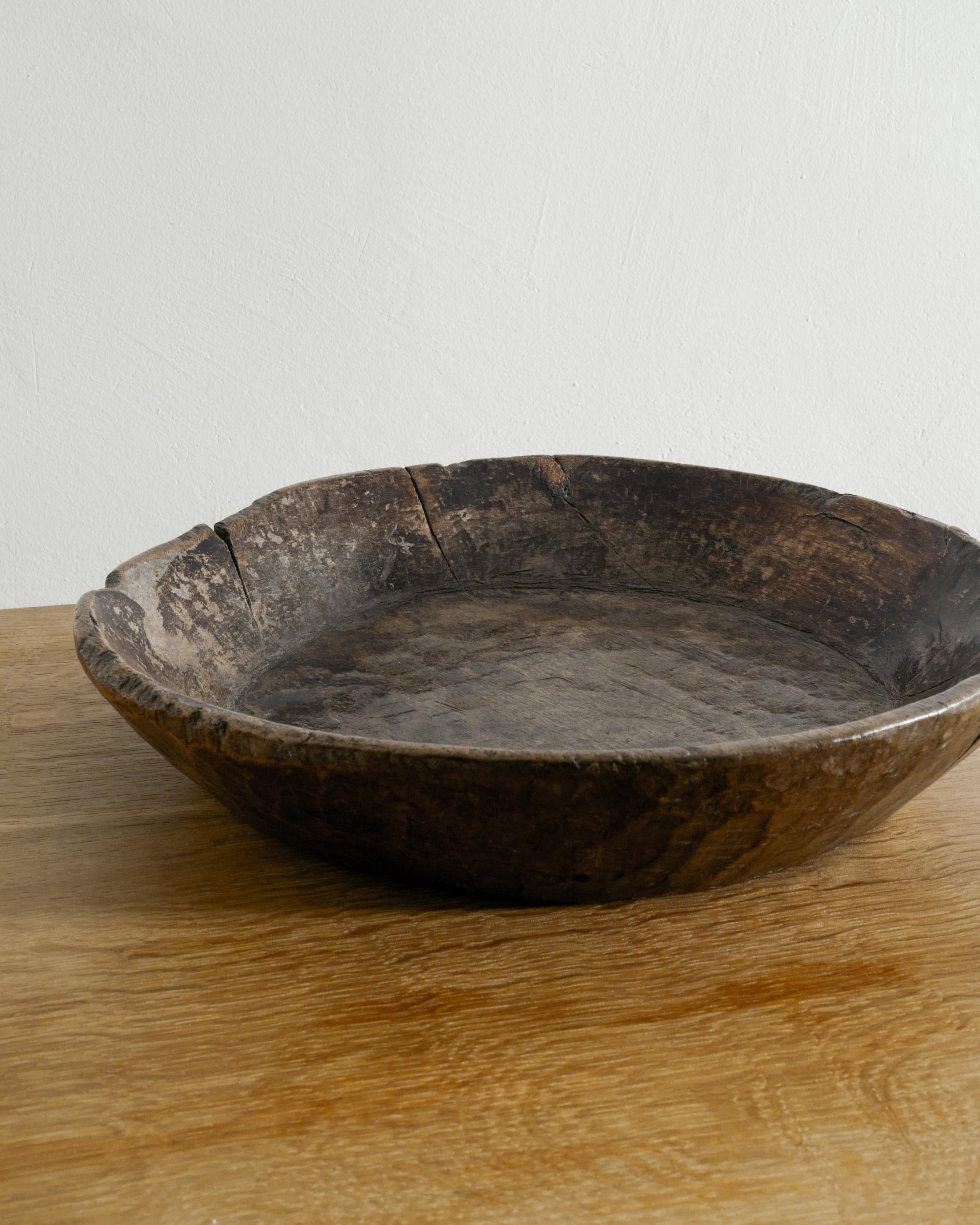 Gran cuenco decorativo Wabi Sabi francés antiguo de madera de roble teñido oscuro, años 30 Francés en venta