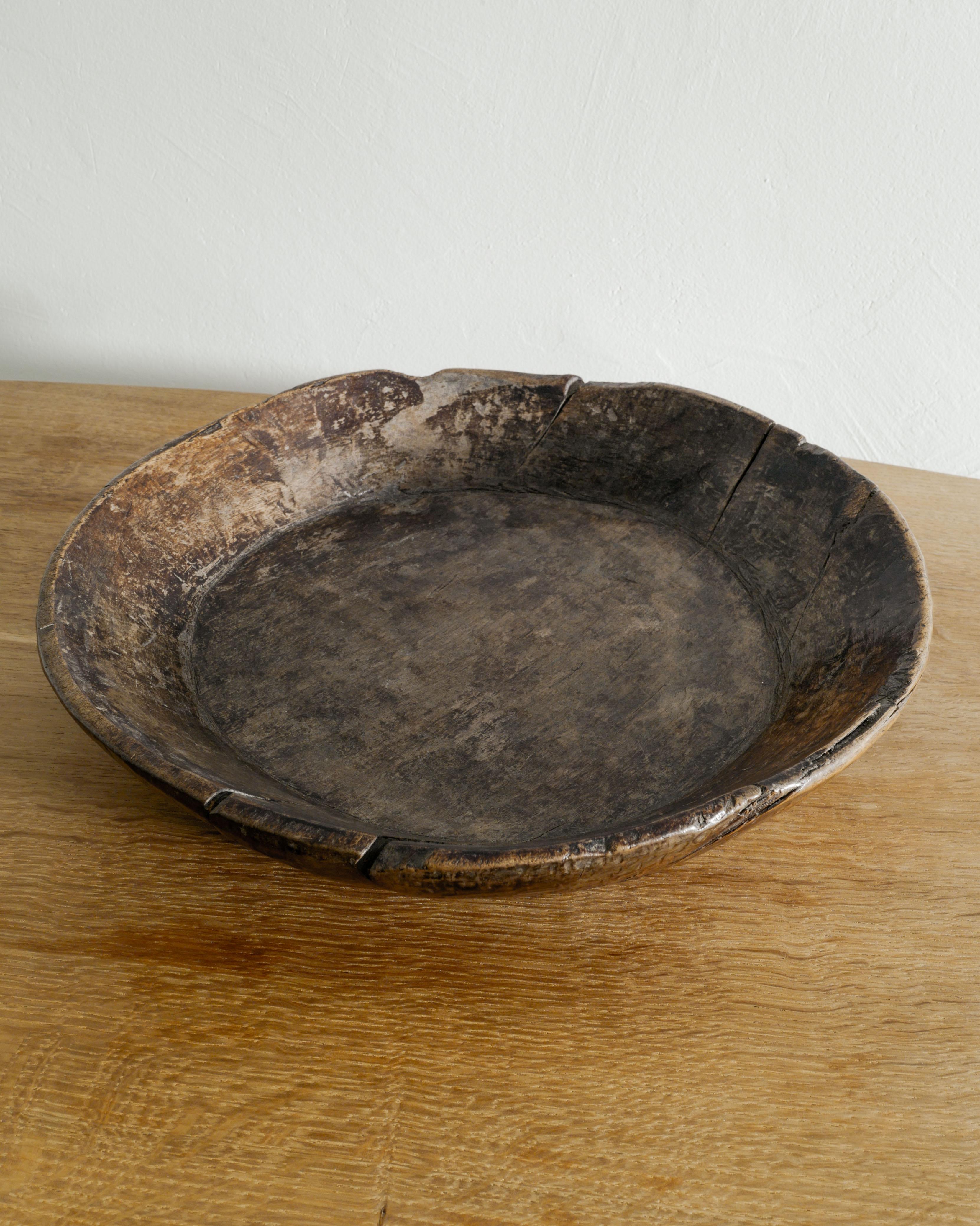 Gran cuenco decorativo Wabi Sabi francés antiguo de madera de roble teñido oscuro, años 30 en Bueno estado para la venta en Stockholm, SE