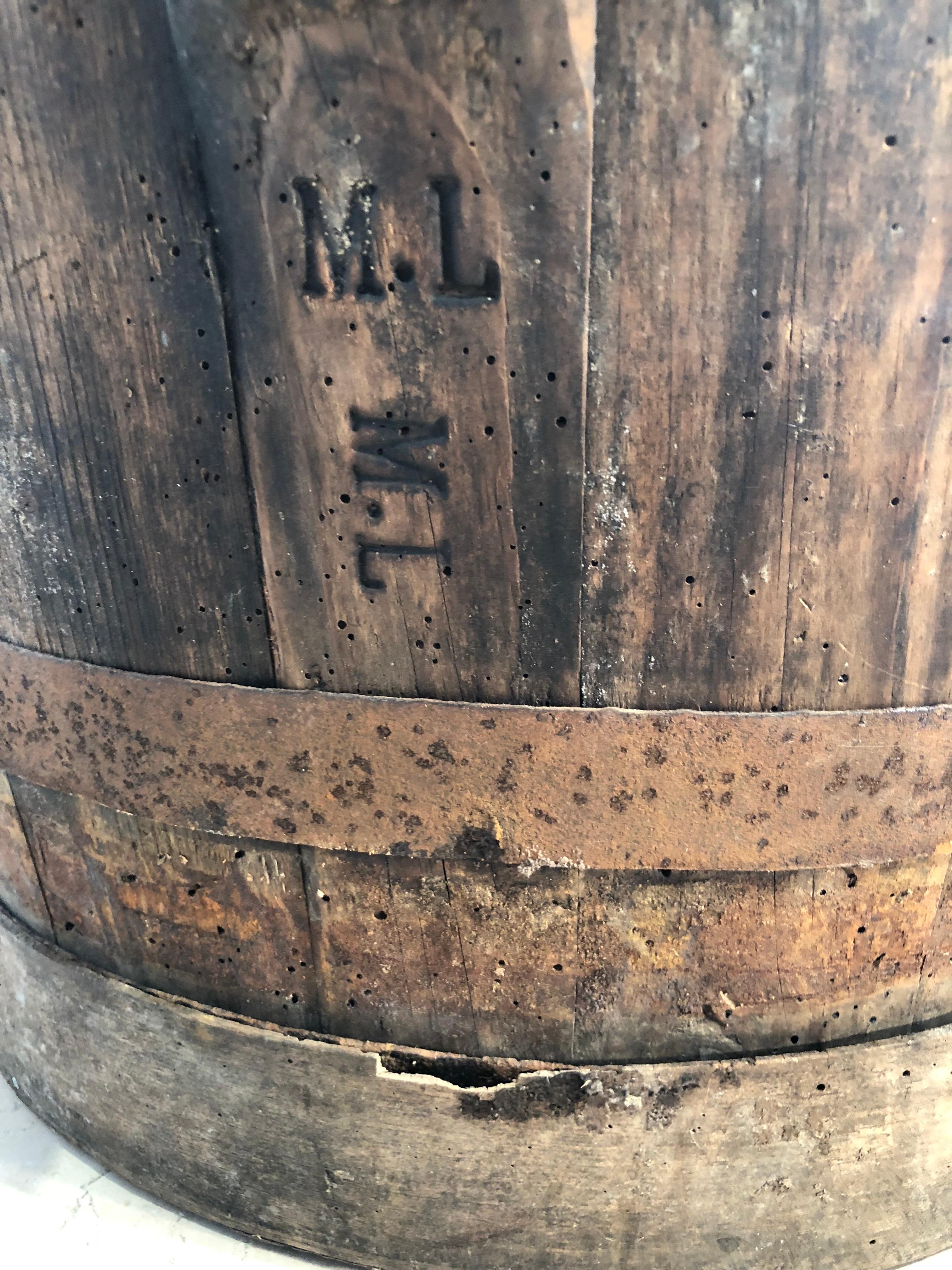 Gran cubo francés de madera Vendange de Borgoña Hierro forjado en venta