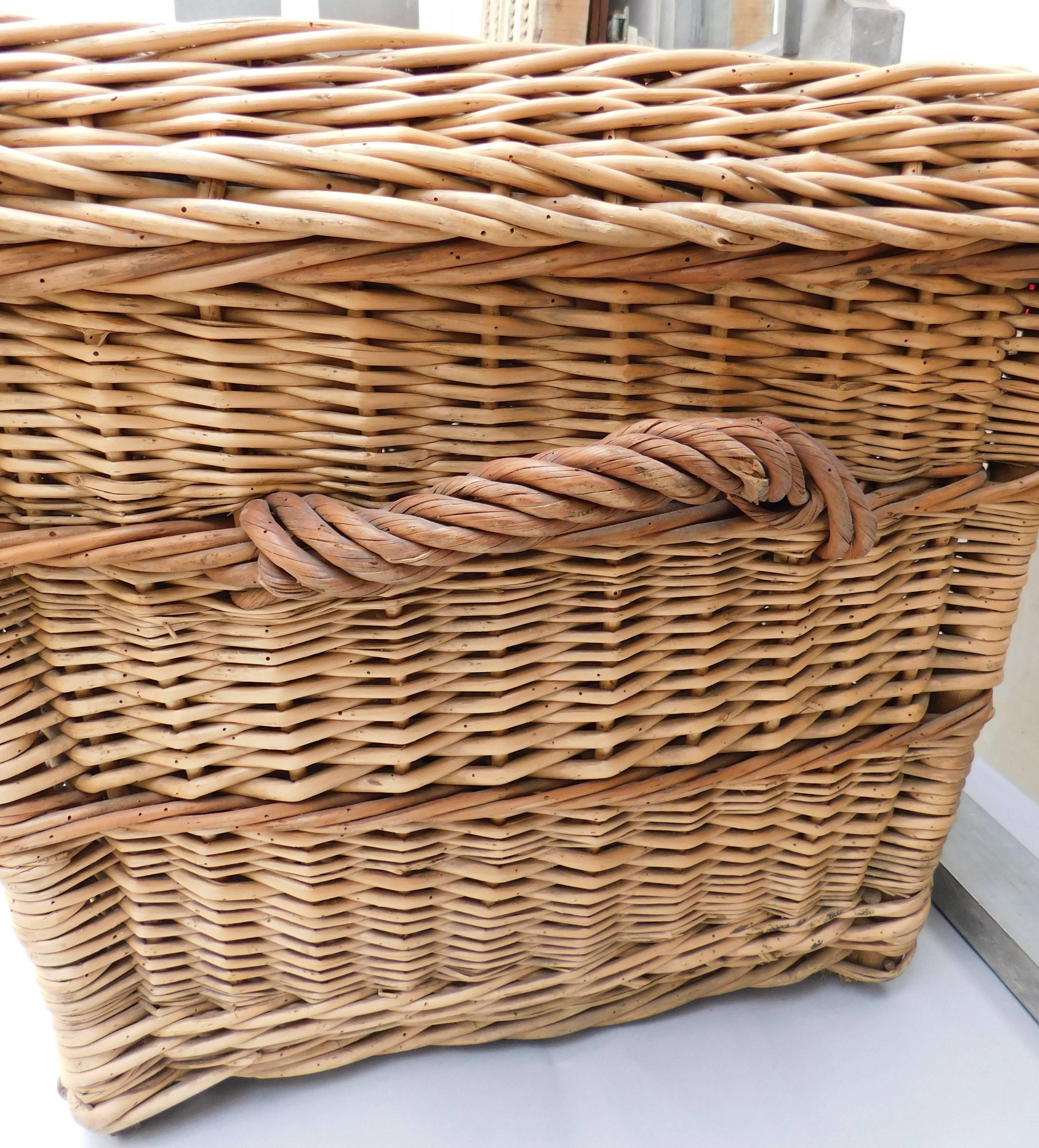 Woven willow wicker trunk used to store linens, circa 1930. This trunk was purchased from a Belgian boarding school for girls. It is in good antique condition with some minor damage as shown in the photos. Perfect size to use as a coffee or end