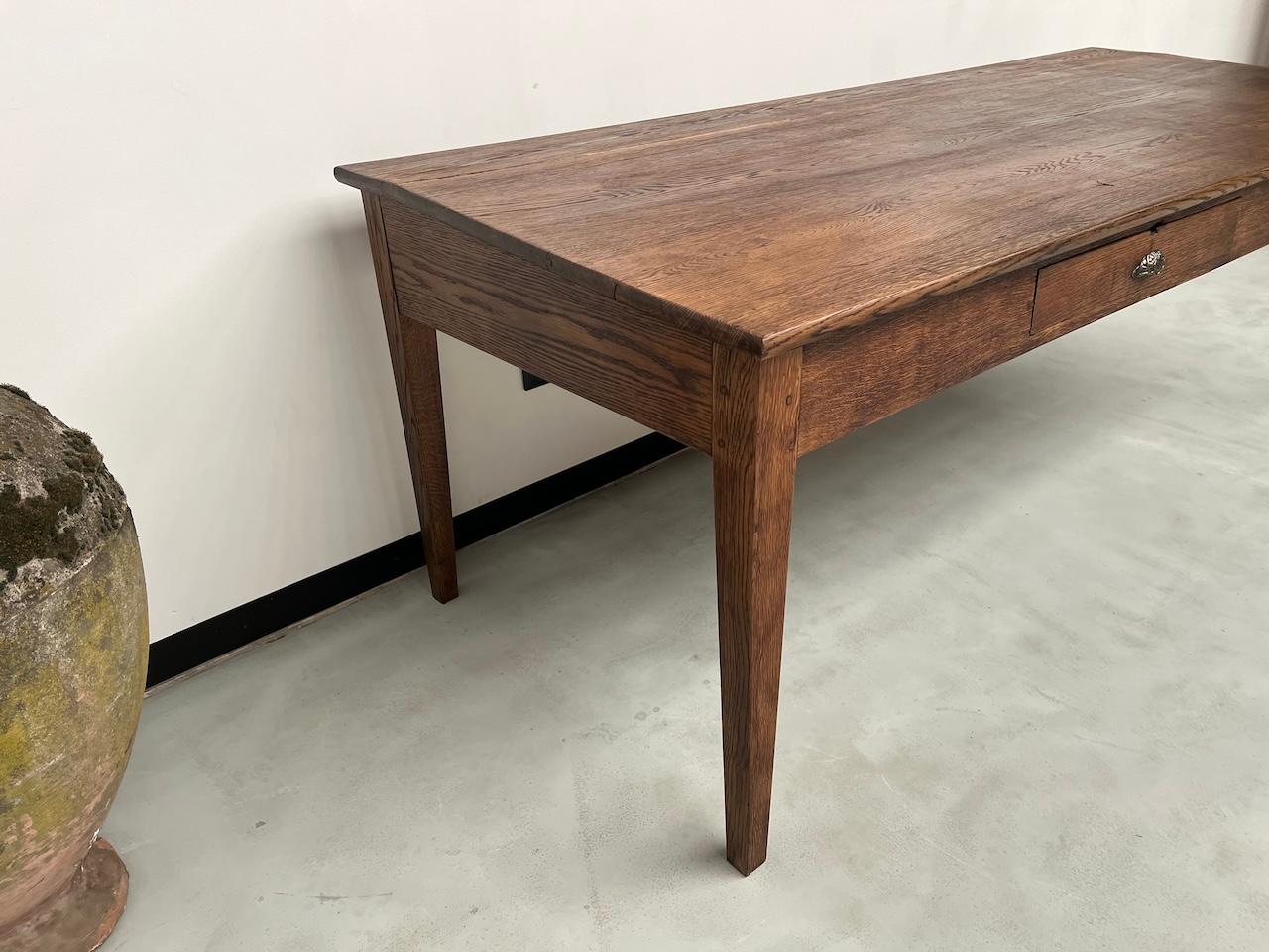 Großer französischer Schreibtisch aus den 1940er Jahren in massiver Eiche im Angebot 3