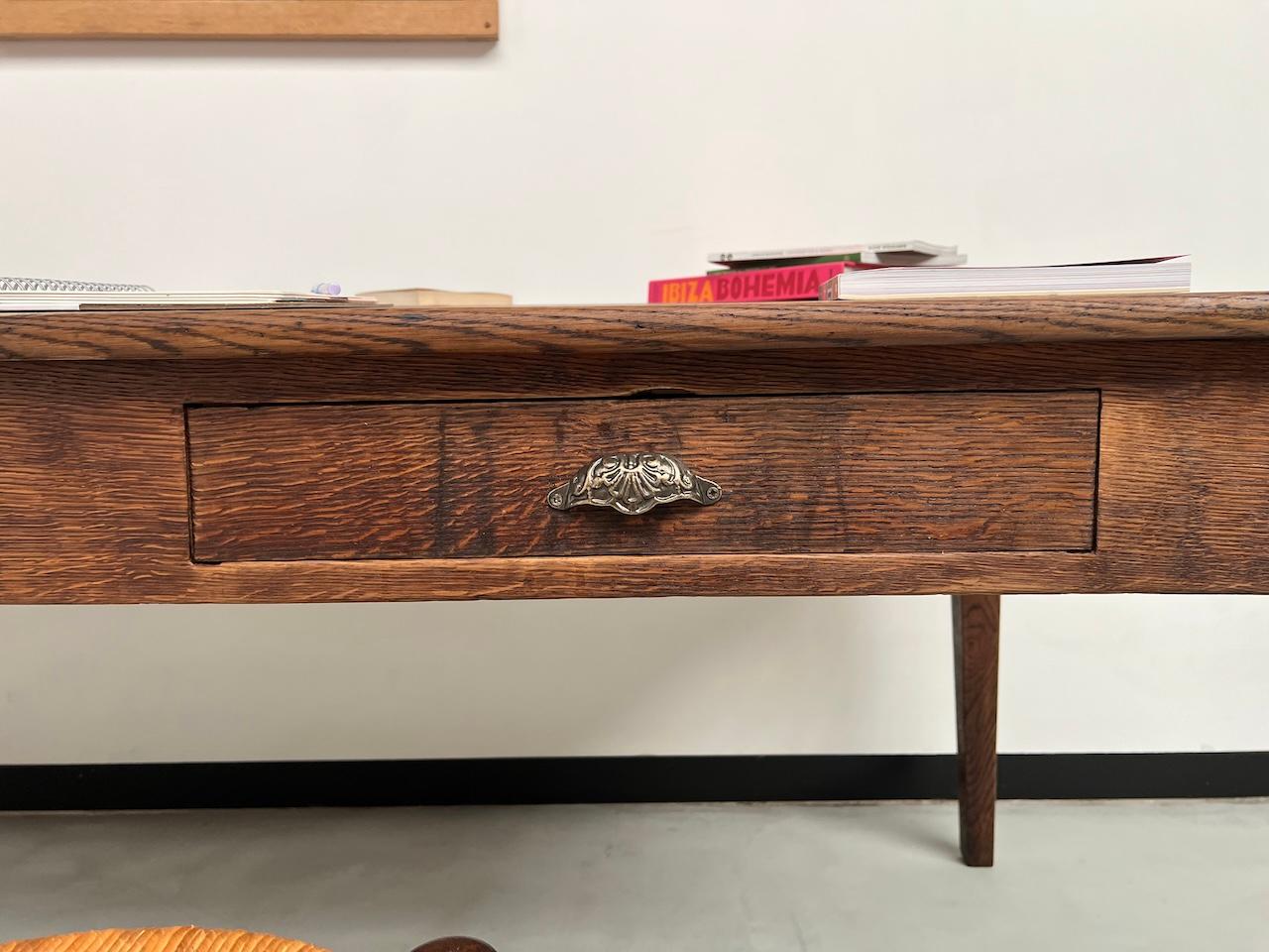 Großer französischer Schreibtisch aus den 1940er Jahren in massiver Eiche im Angebot 7