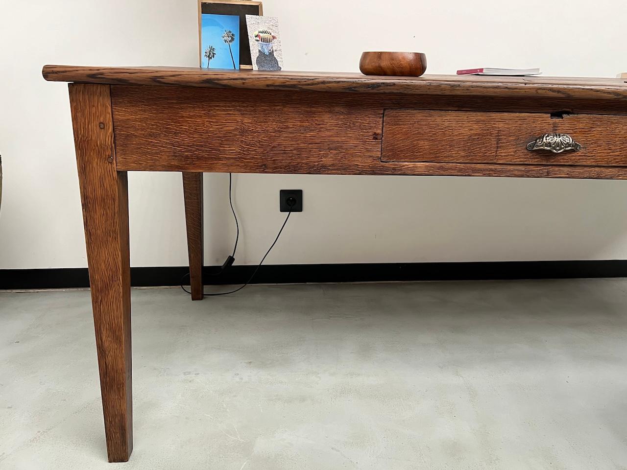 Großer französischer Schreibtisch aus den 1940er Jahren in massiver Eiche im Angebot 10