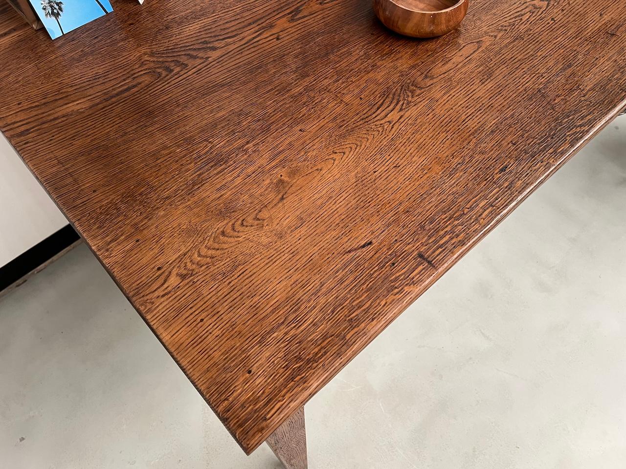 Großer französischer Schreibtisch aus den 1940er Jahren in massiver Eiche im Angebot 11