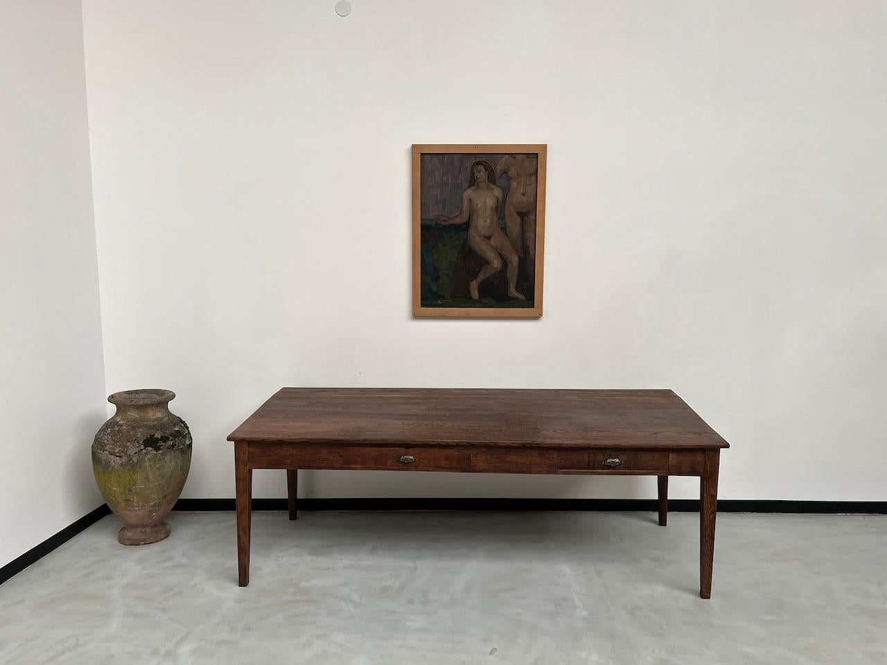 Großer und schöner Tisch aus massiver Eiche aus den 1940er Jahren mit Spindelbeinen, der als Schreibtisch oder Präsentationsmöbel verwendet wurde. Er wurde in unserer Werkstatt vollständig restauriert und wird hier in einer satinierten Lackierung