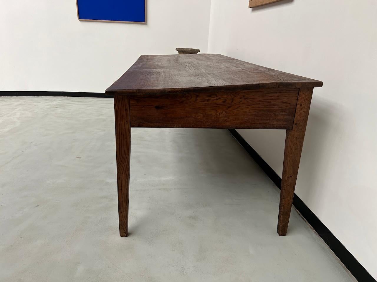 Großer französischer Schreibtisch aus den 1940er Jahren in massiver Eiche (Mitte des 20. Jahrhunderts) im Angebot