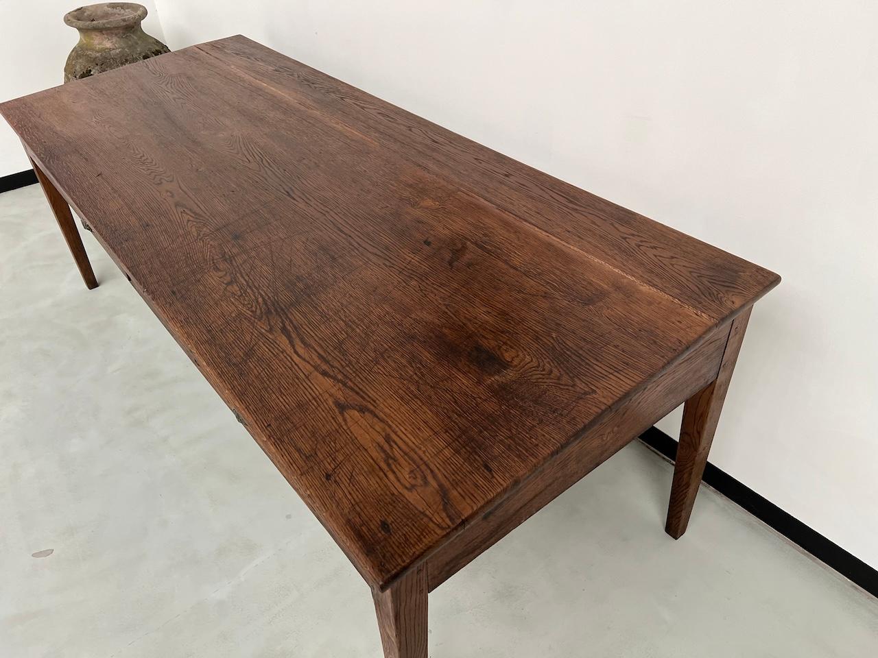 Großer französischer Schreibtisch aus den 1940er Jahren in massiver Eiche (Eichenholz) im Angebot