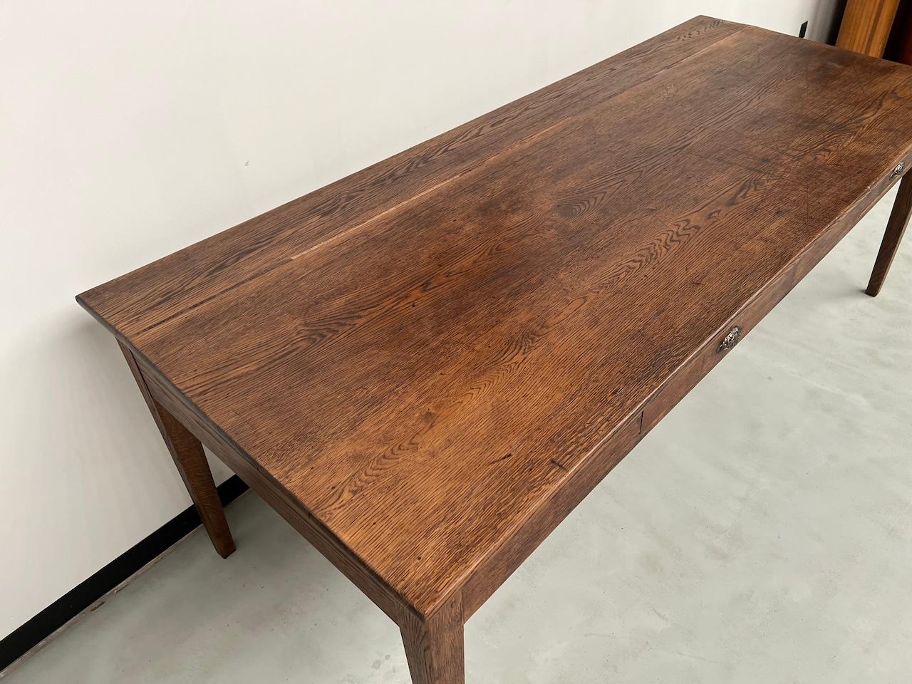 Großer französischer Schreibtisch aus den 1940er Jahren in massiver Eiche im Angebot 2