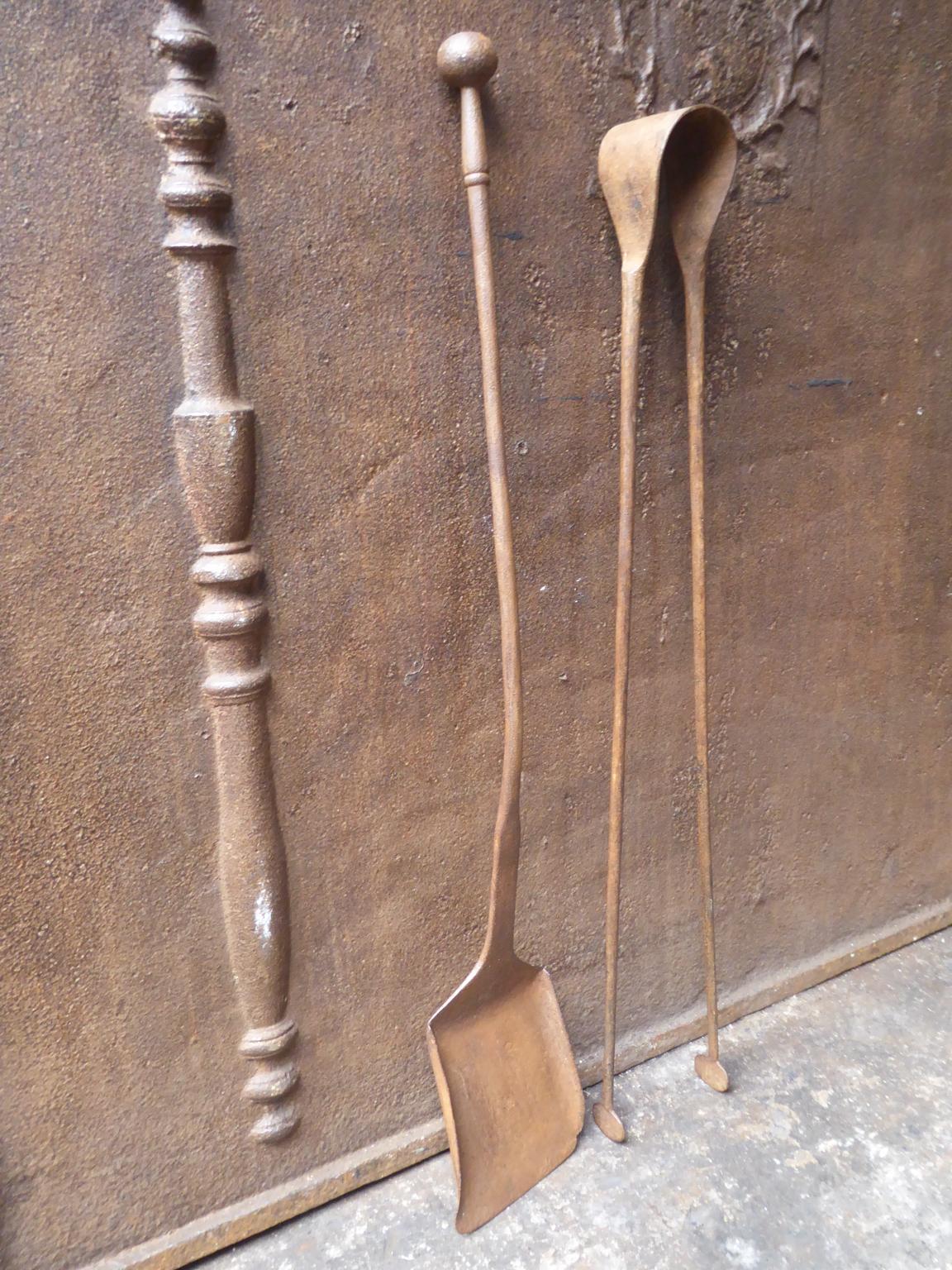 Grand ensemble d'outils de cheminée Louis XV du XVIIIe siècle, composé d'une pince à cheminée et d'une pelle. Les fers à repasser sont en fer forgé. Ils sont en bon état et fonctionnent parfaitement.